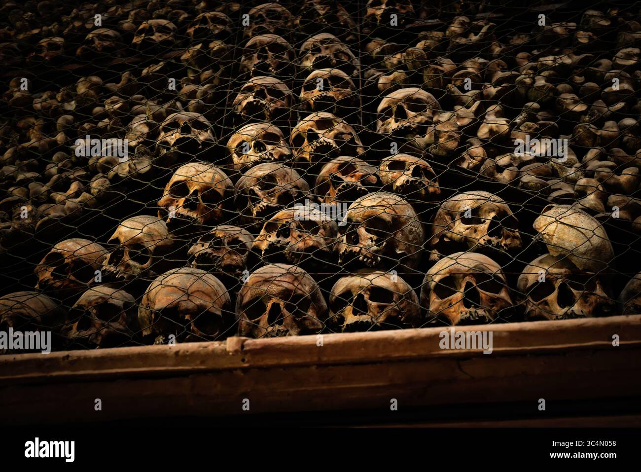 Crâne derrière le treillis métallique dans une chapelle sombre comme un symbole de transitoires et Memento mori - la fascination du macabre - ossy San Bernardino alle Ossa, M Banque D'Images