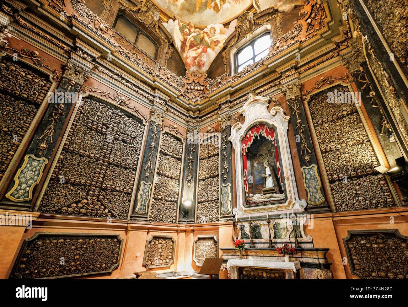 Crânes et os comme symbole de Vanitas et point de repère dans la chapelle Ossause San Bernardino alle Ossa - Santo Stefano, Milan, Italie 2025-07-03 Banque D'Images