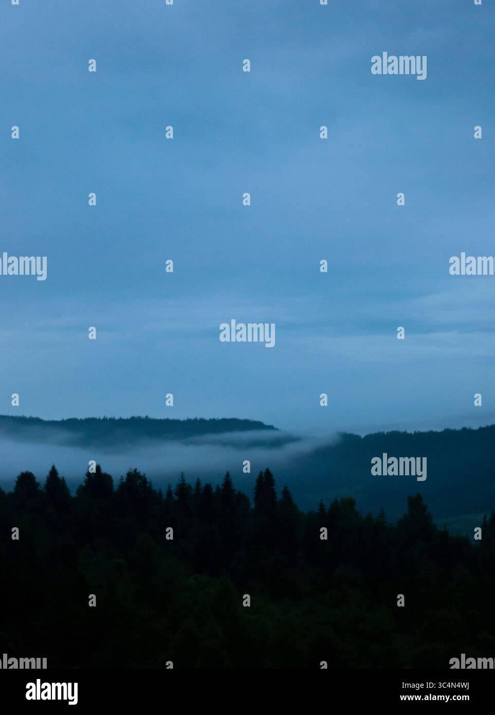 Coucher de soleil magique de montagne avec brouillard et teintes douces du soir Banque D'Images