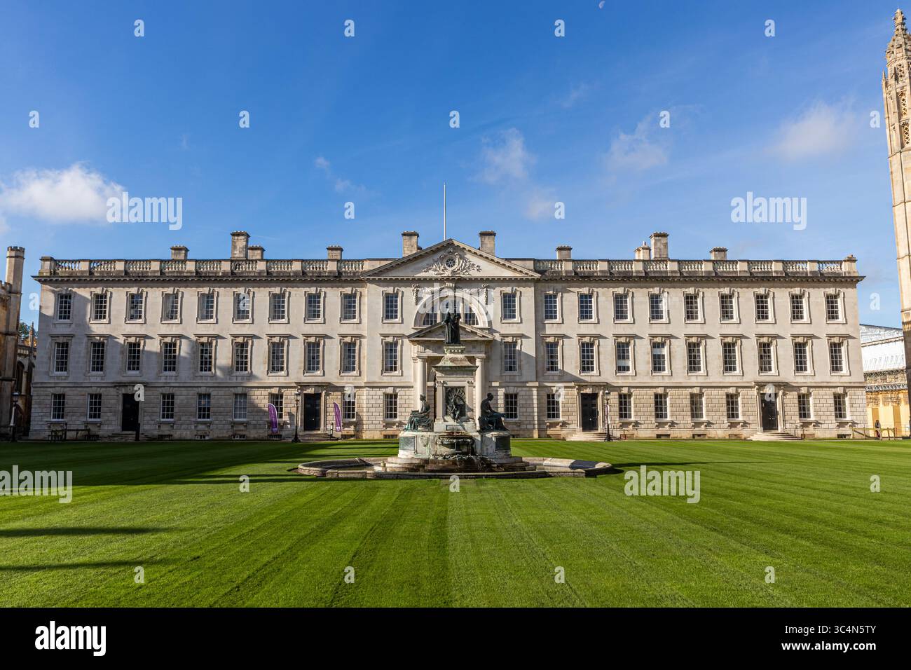 Cambridge, Angleterre. Vue sur la cour avant du King's College avec sa pelouse bien entretenue, la fontaine Henry VI au centre et le Gibbs néoclassique Banque D'Images