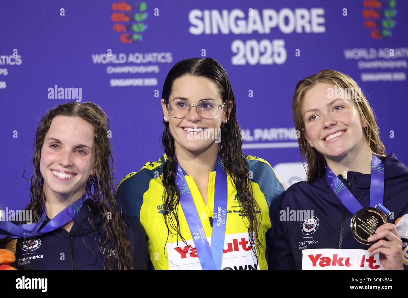 (250729) -- SINGAPOUR, 29 juillet 2025 (Xinhua) -- la médaillée d'or Kaylee McKeown (C) de l'Australie, la médaillée d'argent Regan Smith (l) des États-Unis et la médaillée de bronze Katharine Berkoff des États-Unis posent lors de la cérémonie de remise de la finale de natation du 100 m dos féminin aux Championnats du monde de natation à Singapour, le 29 juillet 2025. (Xinhua/Luo Yuan) Banque D'Images