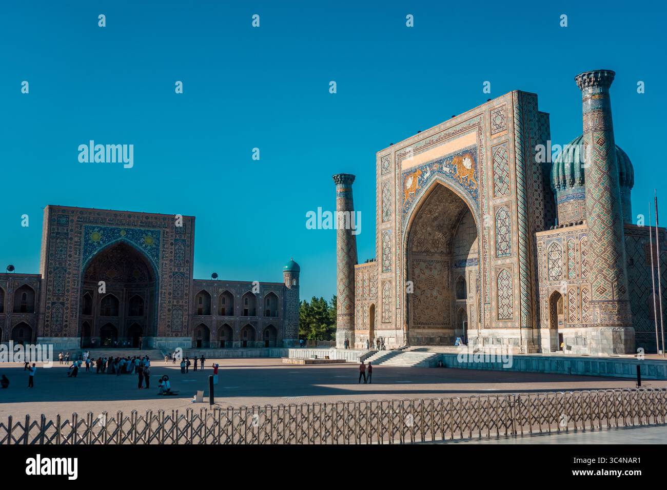 Architecture étonnante sur la place du Registan à Samarcande, Ouzbékistan Banque D'Images