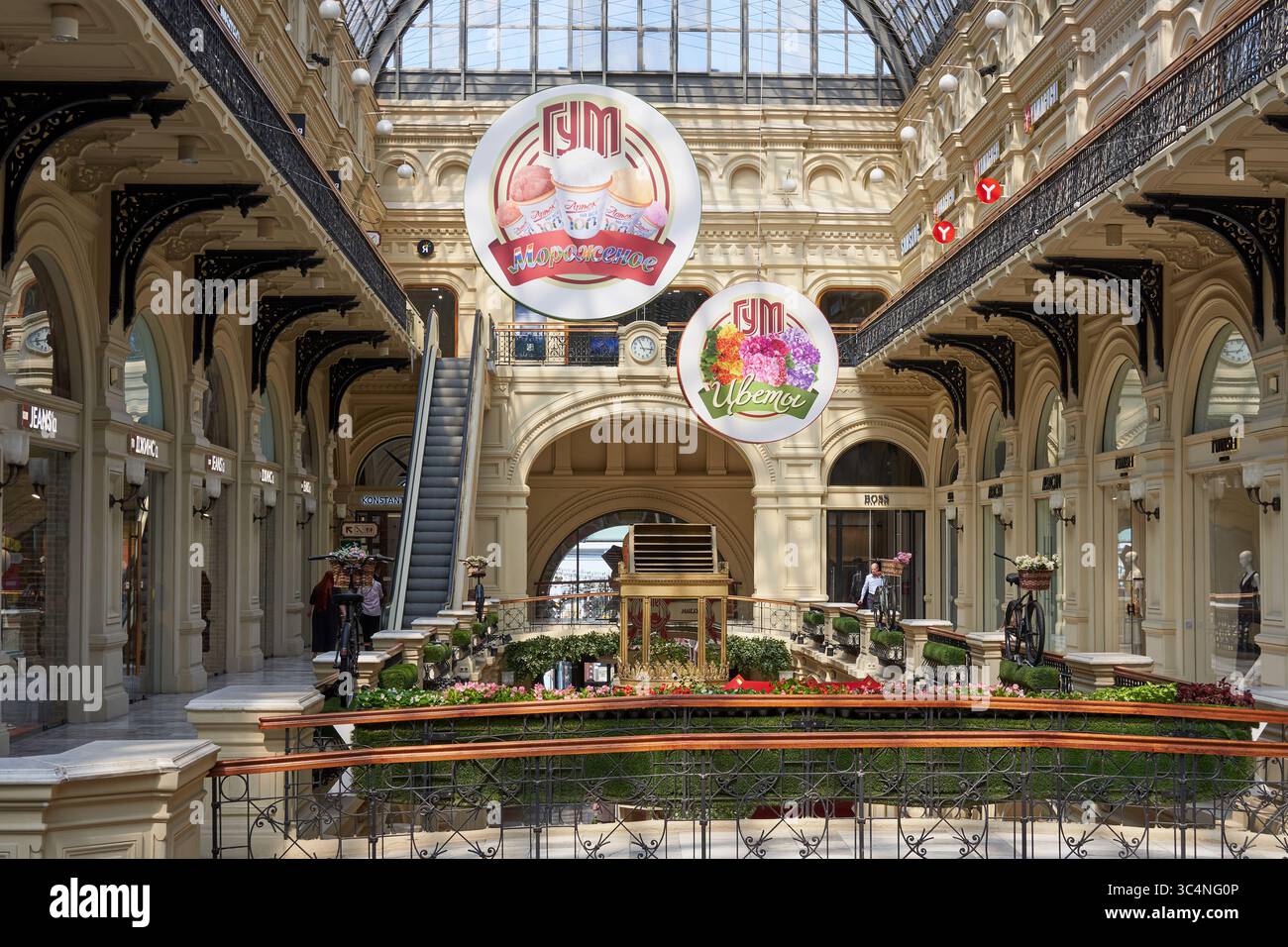 La magnifique architecture intérieure du grand magasin GUM présente un grand toit en verre et des panneaux circulaires ornés Banque D'Images