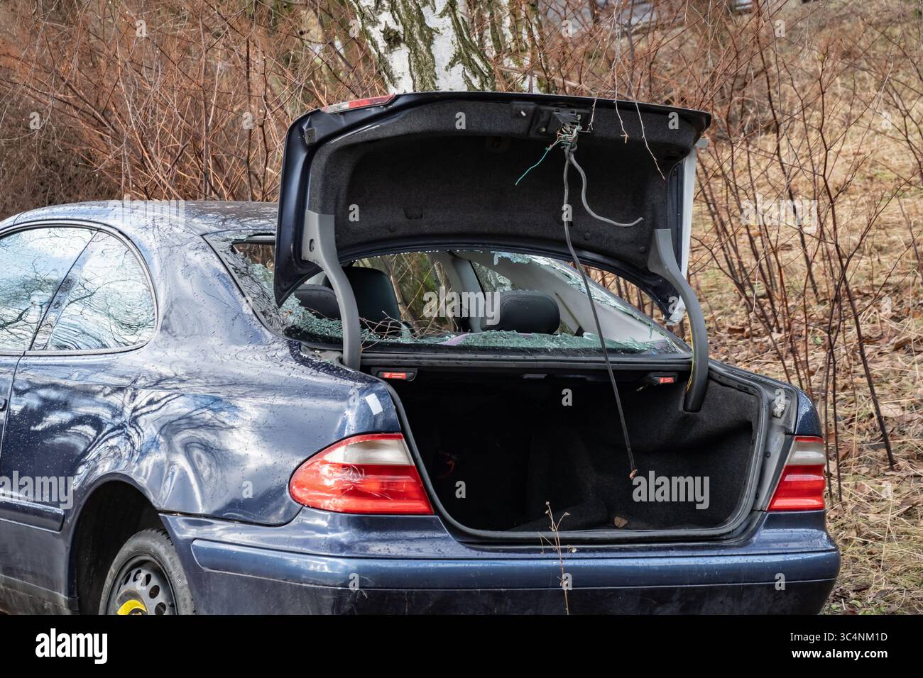 Petrvald, Tchéquie - 26 janvier 2024 : épave de Mercedes-Benz CLK Coupe W208 avec coffre ouvert après vol Banque D'Images