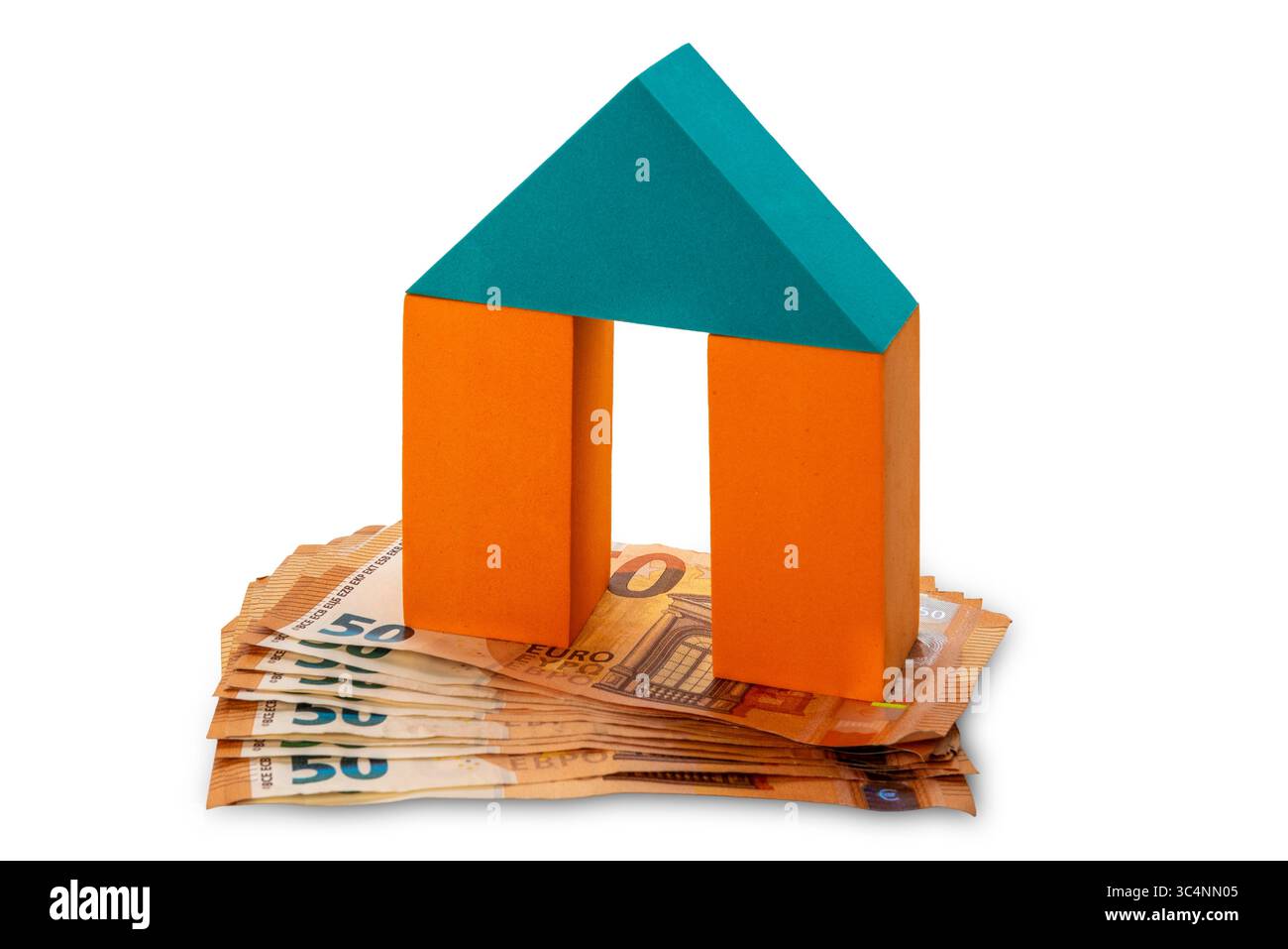 Maison de brique jouet multicolore sur cinquante billets de banque en euros isolé sur blanc avec chemin de découpage inclus, concept de coût d'achat de la maison Banque D'Images