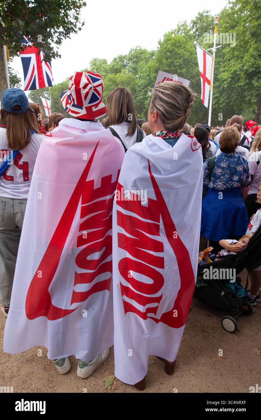 Londres, Royaume-Uni. 29 juillet 2025. Un défilé de victoire pour l'équipe de football des Lionesses d'Angleterre a été organisé pour célébrer leur victoire au tournoi Euro 2025. Les foules se sont rassemblées dans le Mall et l'équipe est passée dans un bus à toit ouvert avant une représentation festive devant Buckingham Palace. La foule comprenait des hommes, des femmes, des garçons et des filles et des personnes de toutes origines ethniques, religions et âges. Crédit : Anna Watson/Alamy Live News Banque D'Images