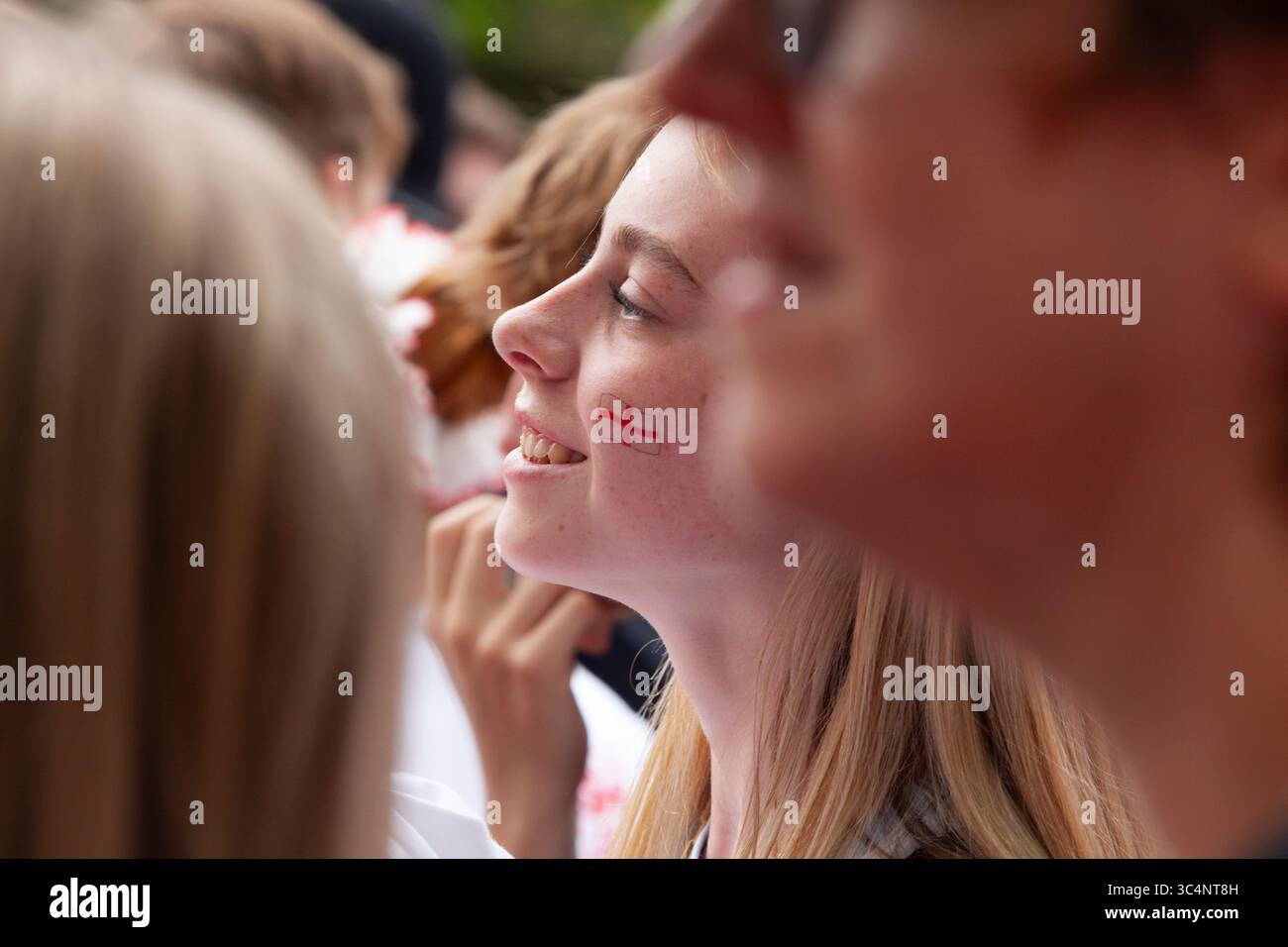 Londres, Royaume-Uni. 29 juillet 2025. Un défilé de victoire pour l'équipe de football des Lionesses d'Angleterre a été organisé pour célébrer leur victoire au tournoi Euro 2025. Les foules se sont rassemblées dans le Mall et l'équipe est passée dans un bus à toit ouvert avant une représentation festive devant Buckingham Palace. La foule comprenait des hommes, des femmes, des garçons et des filles et des personnes de toutes origines ethniques, religions et âges. Crédit : Anna Watson/Alamy Live News Banque D'Images