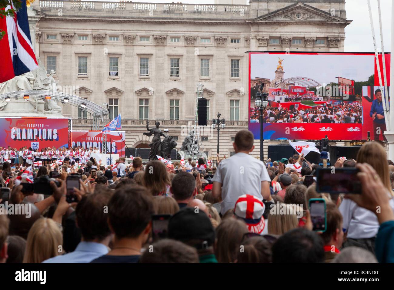 Londres, Royaume-Uni. 29 juillet 2025. Un défilé de victoire pour l'équipe de football des Lionesses d'Angleterre a été organisé pour célébrer leur victoire au tournoi Euro 2025. Les foules se sont rassemblées dans le Mall et l'équipe est passée dans un bus à toit ouvert avant une représentation festive devant Buckingham Palace. La foule comprenait des hommes, des femmes, des garçons et des filles et des personnes de toutes origines ethniques, religions et âges. Crédit : Anna Watson/Alamy Live News Banque D'Images