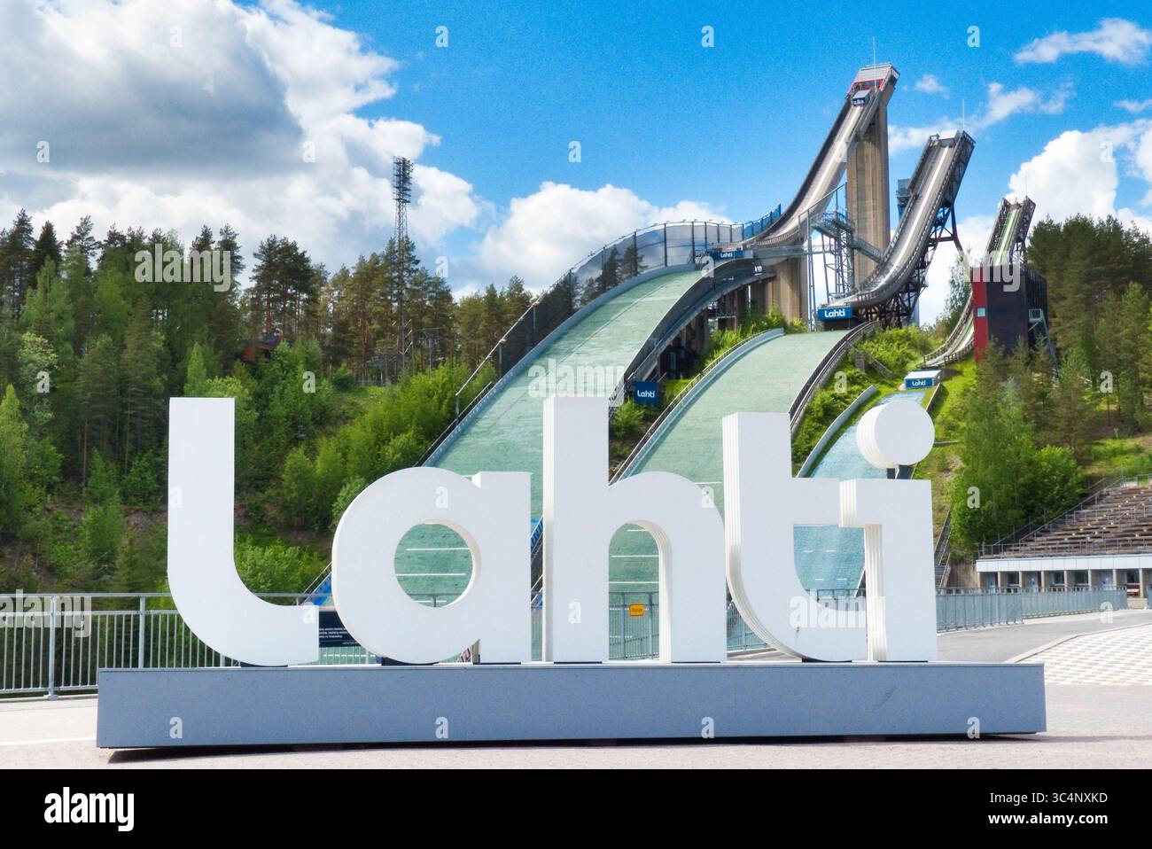 Sauts à ski au centre sportif de Lahti, Finlande Banque D'Images