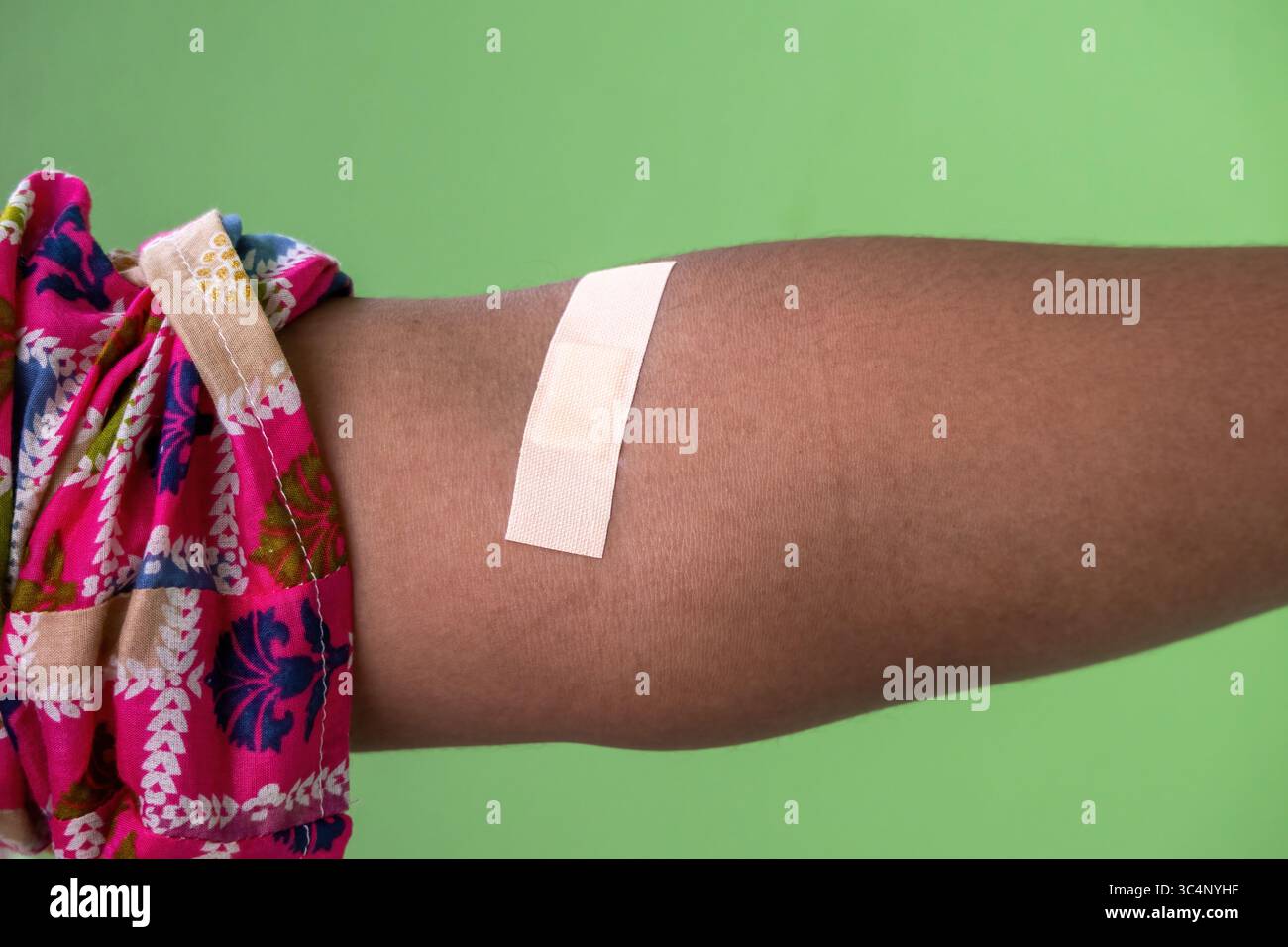 Gros plan d'un bandage adhésif de premiers soins sur le bras d'une femme après prélèvement de sang. Procédure médicale, soins de santé, phlébotomie, soins des plaies. Banque D'Images