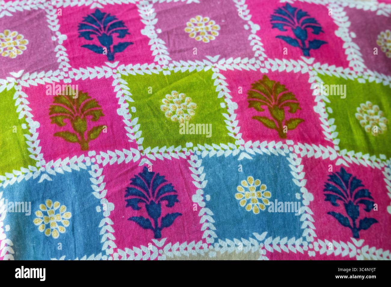 Gros plan de tissu de coton doux affichant de beaux motifs floraux. Un fond coloré et détaillé de texture de tissu avec un design de fleur abstrait, Banque D'Images