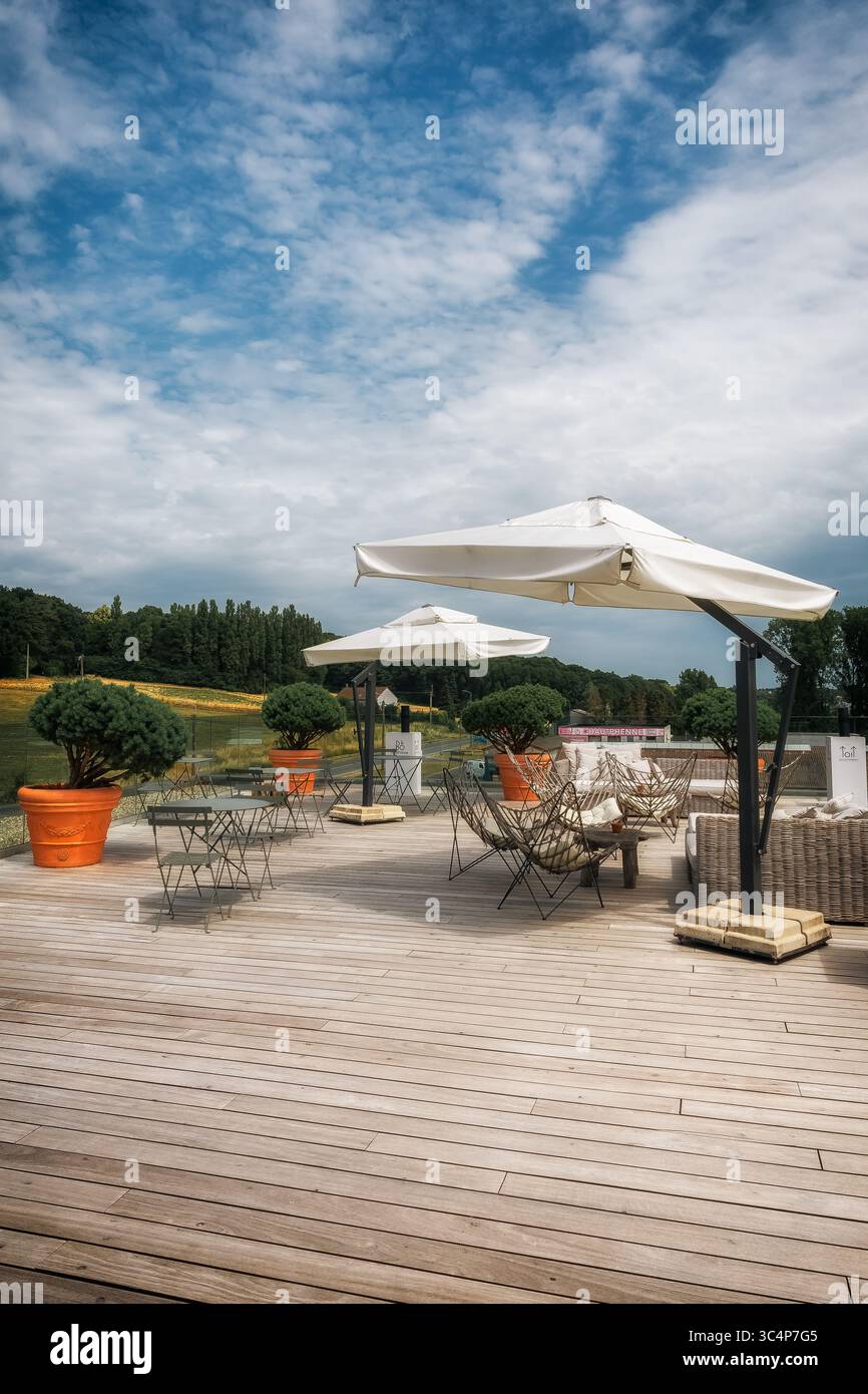 Restaurant sur le toit en été dans la campagne belge Banque D'Images