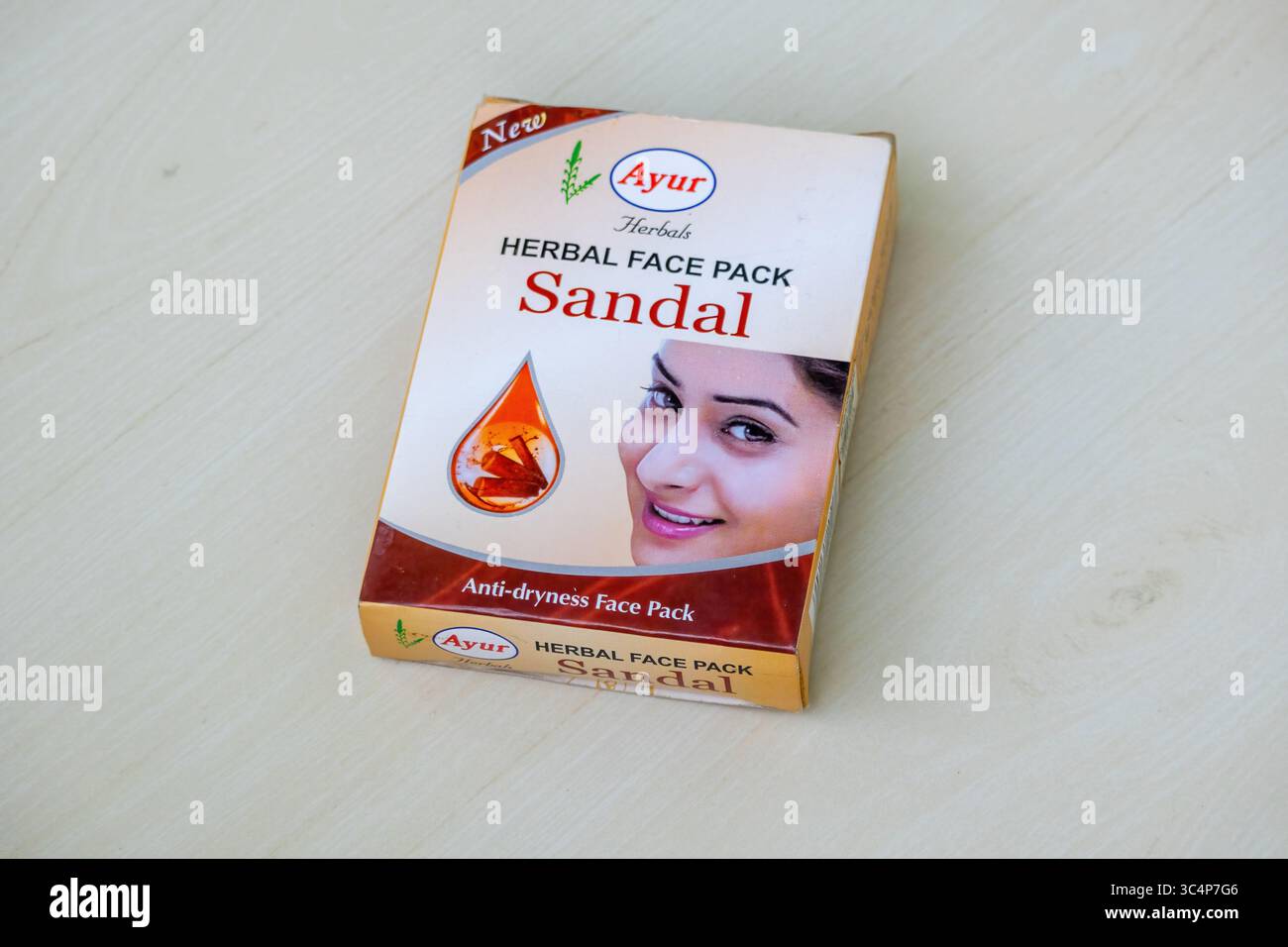 Ayur Herbal face Pack avec bois de santal — formule anti-sécheresse pour une peau hydratée et lisse, traitement de beauté ayurvédique traditionnel. Banque D'Images