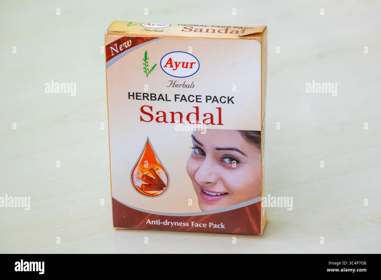Authentique Ayur Herbals Sandal anti-Dryness face Pack — Rejuvenating Herbal Skincare solution pour une hydratation profonde et une peau sèche apaisante, améliorer Natu Banque D'Images
