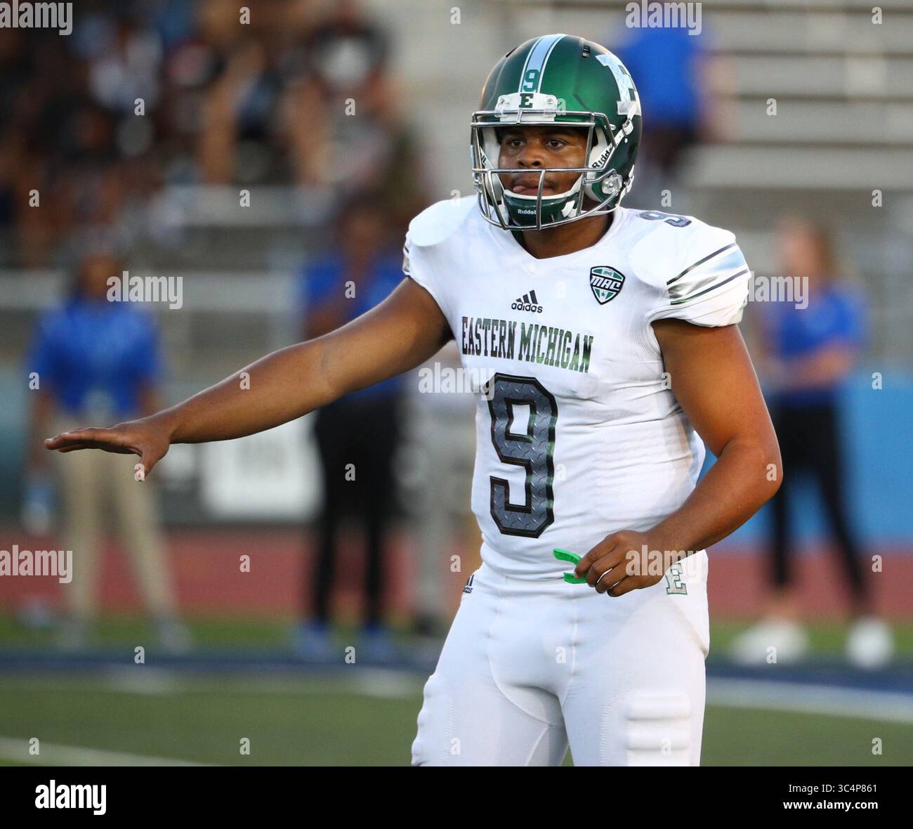 15 septembre 2018 : le quarterback Mike Glass III (9 ans) entre dans le match à mi-parcours du deuxième quart de jeu et déclenche l'attaque des Eagles avec 284 yards à la passe et 2 touchdowns dans le match de football NCAA entre les Eagles du Michigan et Buffalo Bulls au UB Stadium d'Amherst, New York. Buffalo bat Eastern Michigan 35-28 pour améliorer son record à 3-0 pour la première fois en tant que programme FBS. (Nicholas T. LoVerde/Cal Sport Media)(image de crédit : &copy ; Nicholas T. Loverde/CSM via ZUMA Wire) Banque D'Images