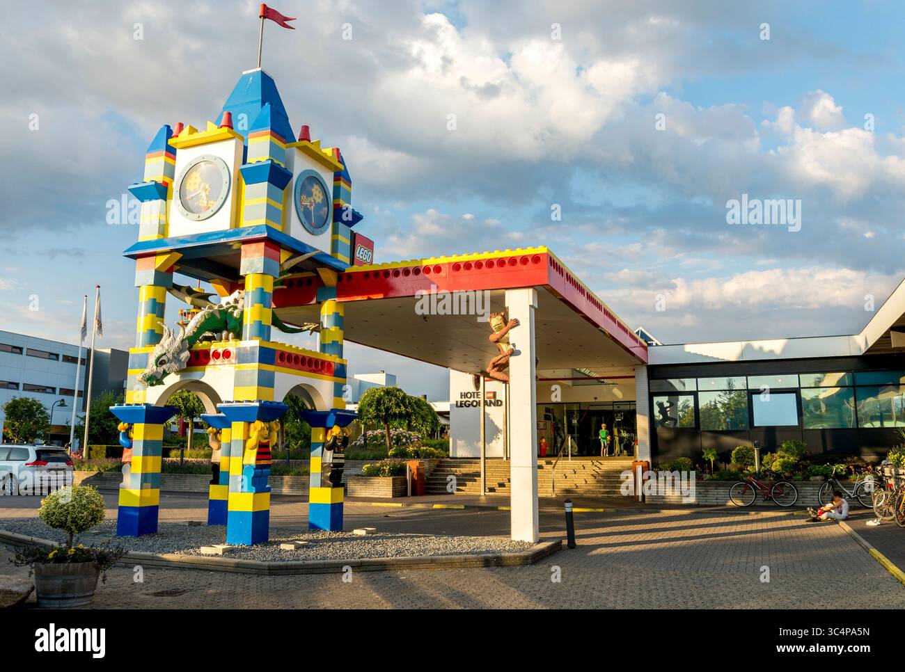 Entrée colorée sur le thème LEGO d'une structure ludique d'hôtel Legoland au coucher du soleil, Billund, Danemark, 18 juillet 2018 Banque D'Images