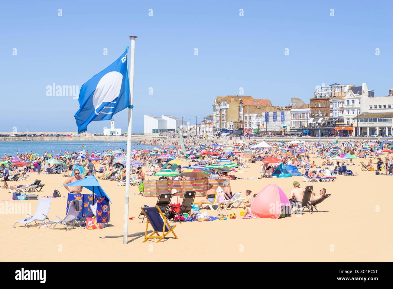 Canicule et soleil touristes sur la plage Margate Kent plage drapeau bleu à Margate Kent Angleterre GB Europe Banque D'Images