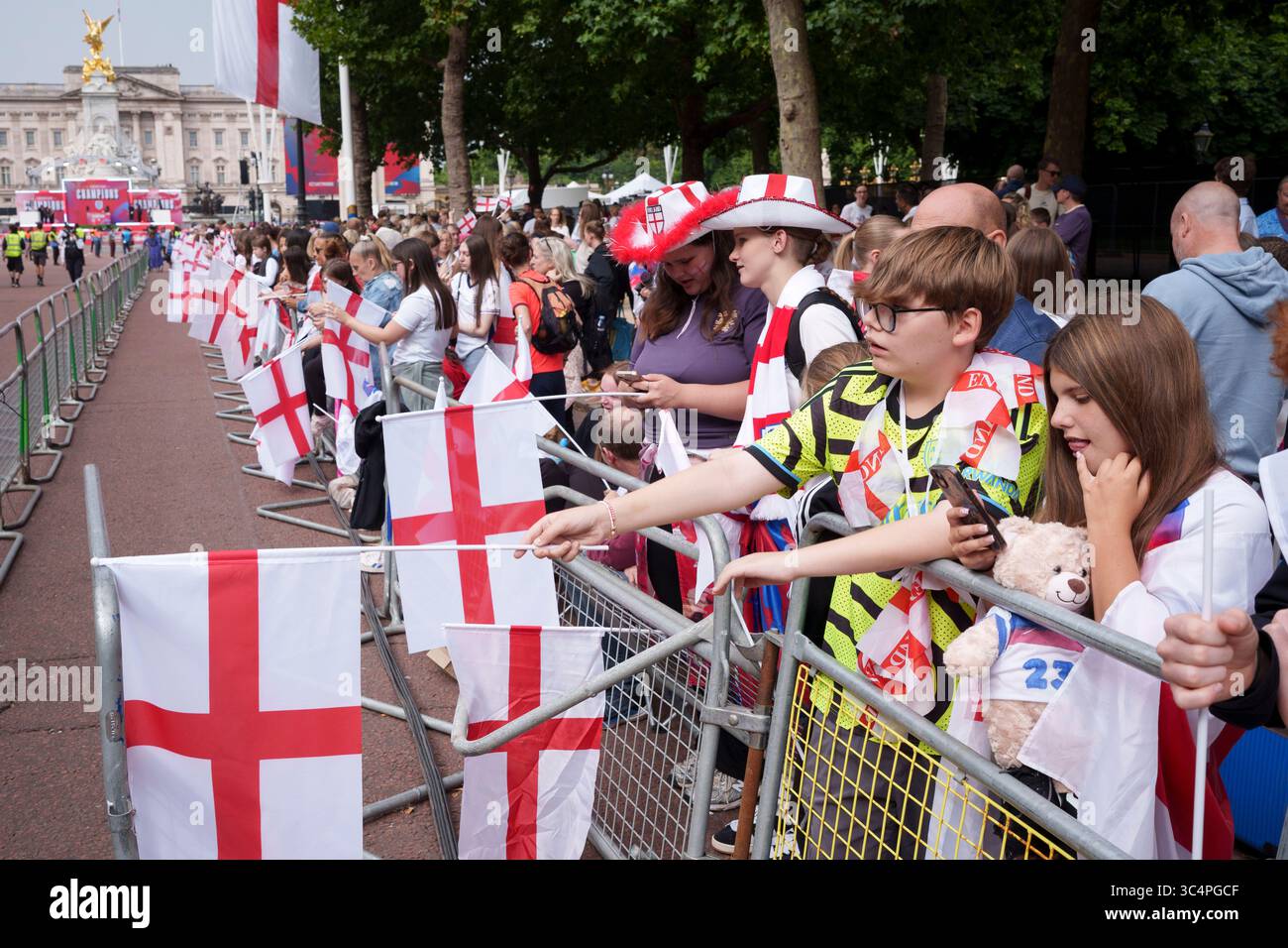 Les fans de football se rassemblent sur le Mall quelques heures avant que les Lionnes, l'équipe nationale de football féminine d'Angleterre, célèbrent leur victoire sur l'Espagne lors du tournoi de football Euro 2025, avec un défilé de bus à toit ouvert dans le Mall et en direction de Buckingham Palace, le 29 juillet 2025, à Londres, en Angleterre. Banque D'Images