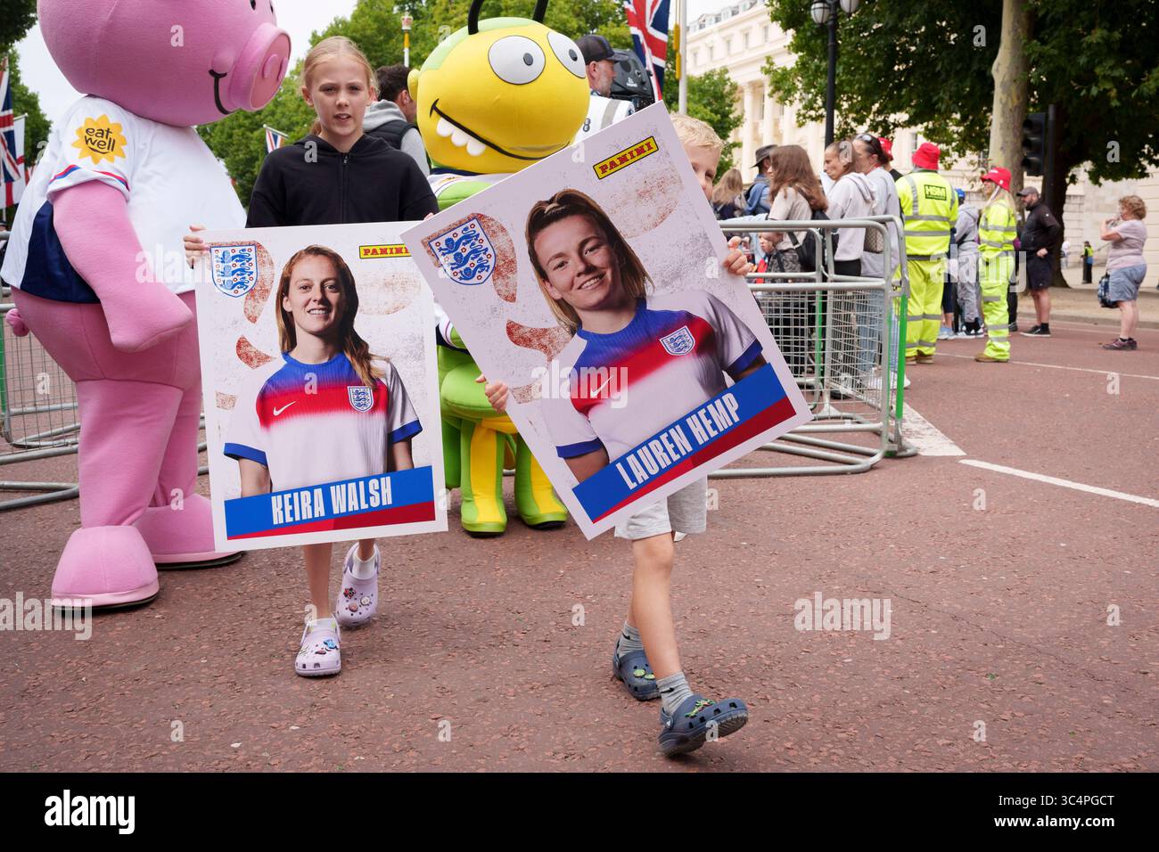 Les jeunes fans de football se rassemblent sur le Mall dans les heures qui précèdent que les Lionnes, l'équipe nationale de football féminine d'Angleterre, célèbrent leur victoire sur l'Espagne lors du tournoi de football Euro 2025, avec un défilé de bus à toit ouvert dans le Mall et en direction du palais de Buckingham, le 29 juillet 2025, à Londres, en Angleterre. Banque D'Images