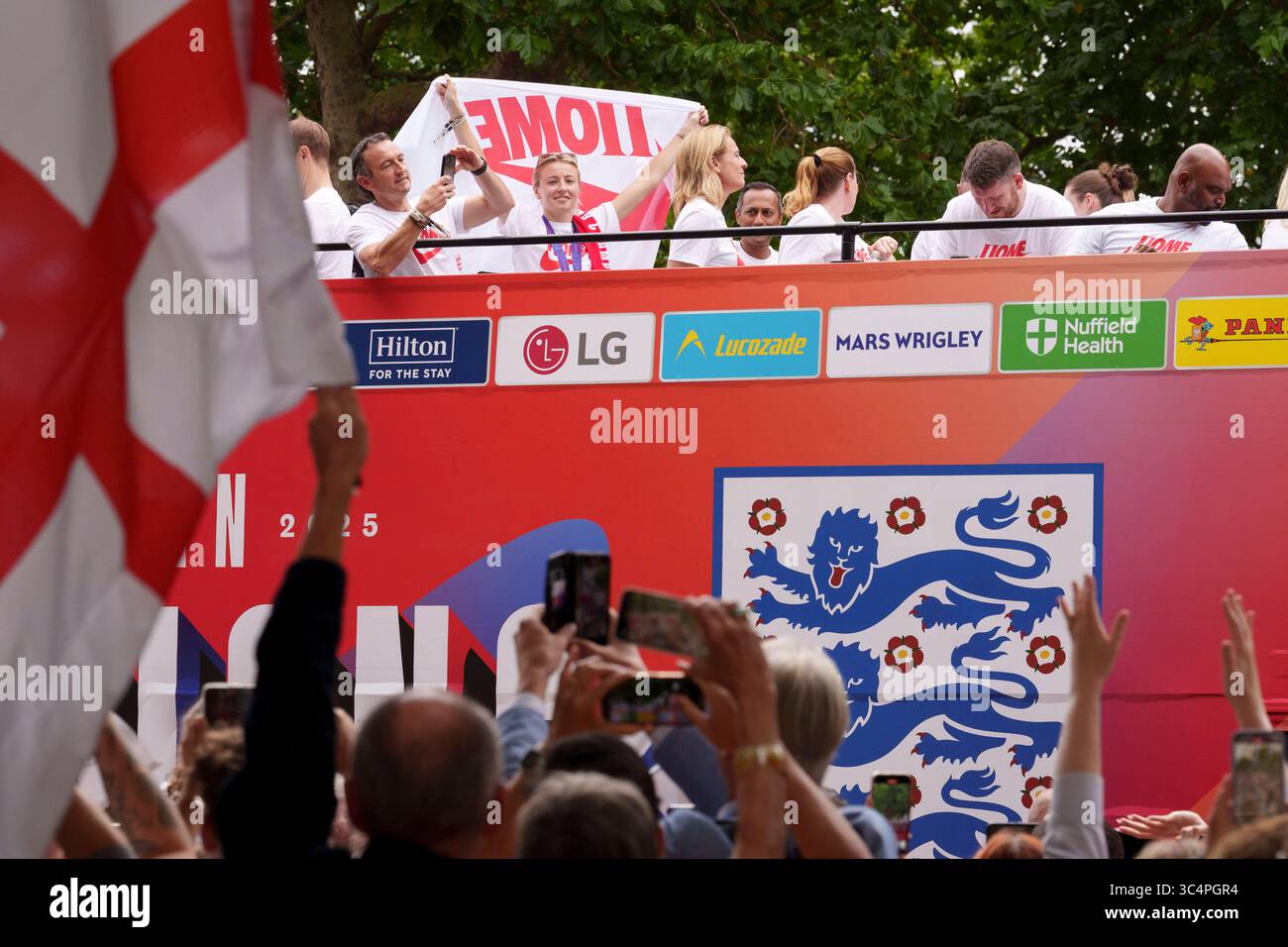 Les Lionesses, l'équipe nationale de football féminine d'Angleterre, célèbrent leur victoire sur l'Espagne dans le tournoi de football Euro 2025, avec un défilé de bus à toit ouvert dans le Mall et en direction de Buckingham Palace, le 29 juillet 2025, à Londres, en Angleterre. Banque D'Images
