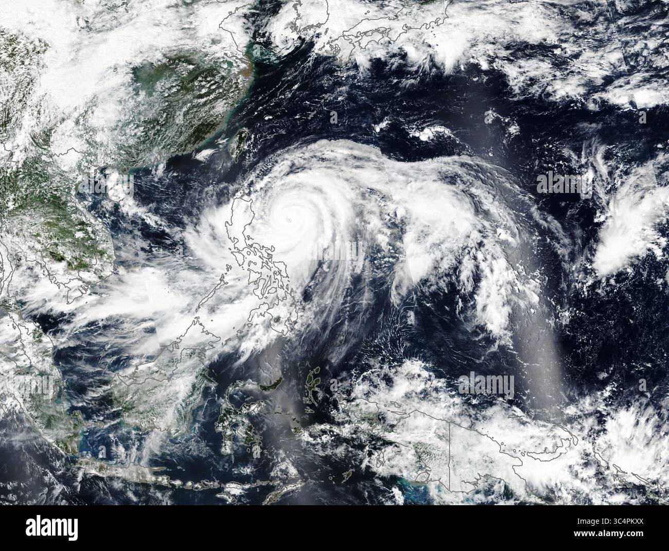 15 septembre 2018 - Luzon, Philippines - image satellite VIIRS. Aux premières heures du 15 septembre 2018, le super typhon Mangkhut (Ompong) a frappé la province de Cagayan près de la pointe nord de Luçon, l'une des îles les plus peuplées des Philippines. Les rapports locaux ont décrit des vitesses de vent de 205 kilomètres (130 miles) par heure. La tempête s'étendait sur près de 900 kilomètres (600 milles) de large, avec un œil de 50 kilomètres (30 milles) de large. C'est le cyclone tropical le plus puissant de tous les bassins océaniques jusqu'à présent cette année. Luzon est une importante région productrice de maïs et de riz des Philippines, et il est presque temps pour th Banque D'Images