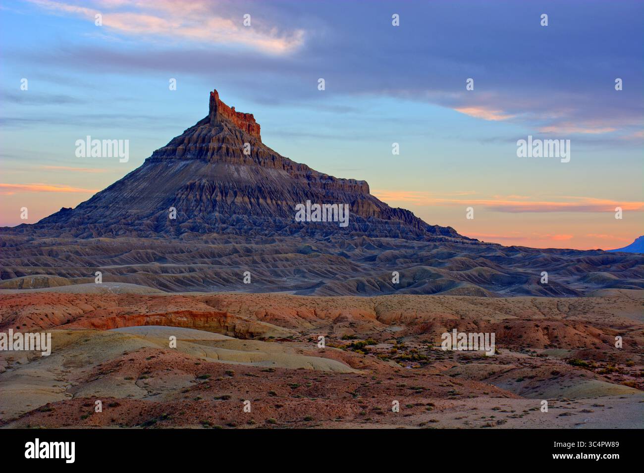 Factory Butte at Sunset – Un monolithe du désert dans la nature sauvage de l’Utah Banque D'Images