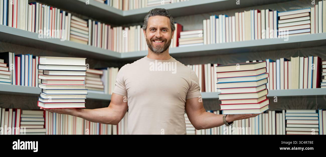 Journée des enseignants. Bon professeur. Tuteur en classe. Homme enseignant avec des livres dans la salle de classe. Concept de connaissance et d'éducation. Professeur drôle tenir beaucoup de livres à Banque D'Images