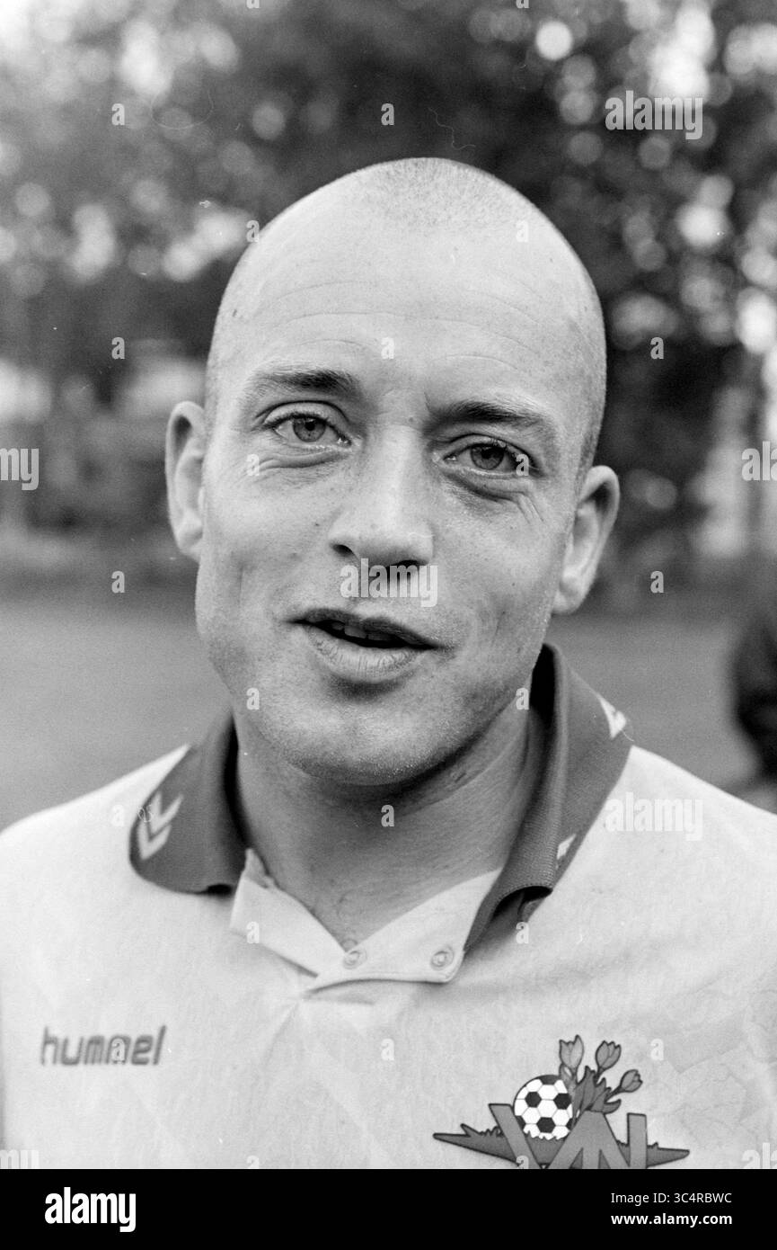 Homme du match, 11-10-1997 Whizgle News, Dutch Desk, pays-Bas, 1950-2000 Un homme à la tête rasée et à l'expression accessible porte un maillot de sport avec un logo distinctif. Il semble avoir terminé un match, suggérant un lien avec l'athlétisme et le travail d'équipe. L'arrière-plan fait allusion à un environnement extérieur, probablement lié à des activités sportives. Banque D'Images
