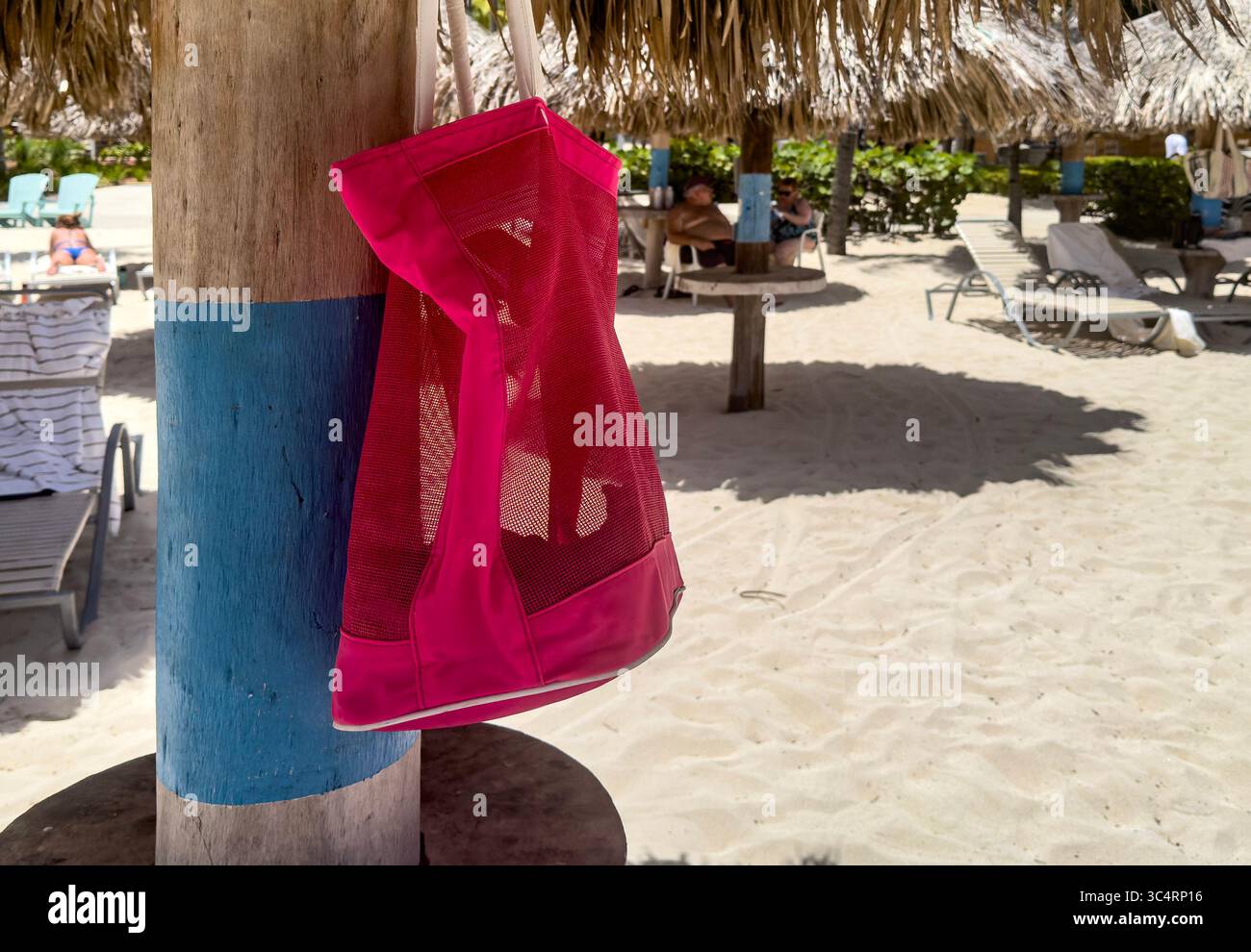 Sac de transport accroché à un Palapa sur une plage à Aruba. Banque D'Images