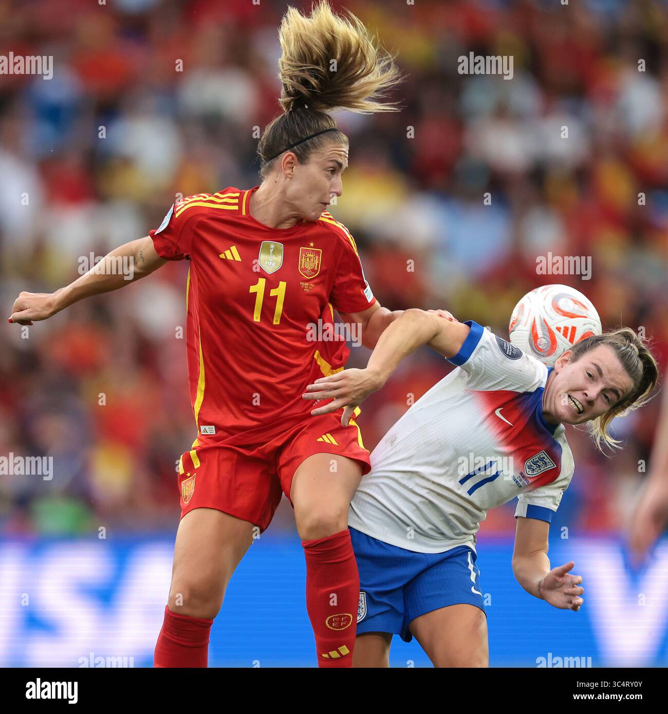 Bâle, Suisse. 26 juillet 2025. Alexia Putellas, d'Espagne, surpasse Lauren Hemp, d'Angleterre, pour gagner un ballon aérien lors du match des Championnats d'Europe Angleterre contre Espagne de l'UEFA au St Jakob's Park, Bâle. Le crédit photo devrait se lire : Jonathan Moscrop/Sportimage crédit : Sportimage Ltd/Alamy Live News Banque D'Images