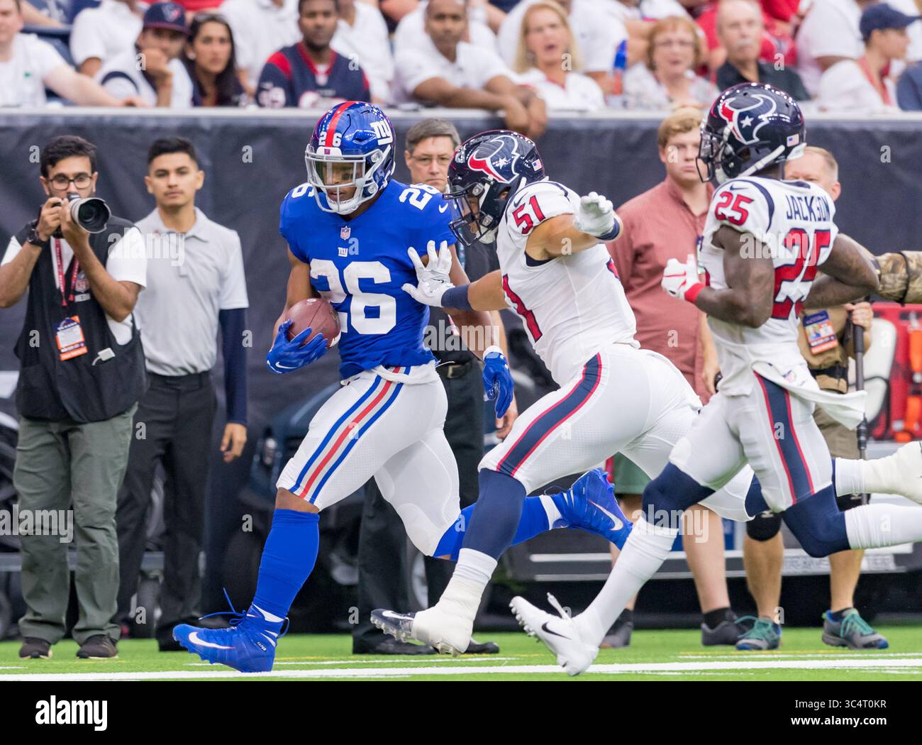 23 septembre 2018 - Houston, Texas, États-Unis - le linebacker des Houston Texans Dylan Cole (51) repousse les New York Giants Saquon Barkley (26) dans un match de la NFL entre les New York Giants et les Houston Texans le 23 septembre 2018 au NRG Stadium de Houston, Texas. Les Giants de New York mènent les Texans de Houston à la mi-20-6 (crédit image : © Maria Lysaker/ZUMA Wire) Banque D'Images