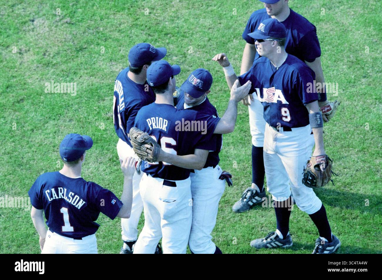 Final Cuba - États-Unis, 12-08-2000 Whizgle News, Dutch Desk, pays-Bas, 1950-2000 Un groupe de joueurs de baseball en uniforme assorti célèbre un match réussi, partageant des hauts-cinq et des étreintes sur le terrain. La camaraderie et l'enthousiasme de l'équipe sont évidents lorsqu'ils interagissent les uns avec les autres. Banque D'Images