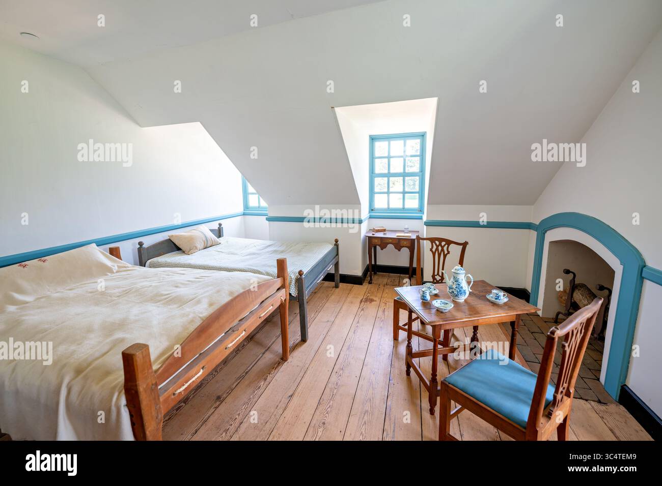 COMTÉ DE FAIRFAX, Virginie — L'une des nombreuses chambres à l'étage du Gunston Hall présente l'architecture géorgienne et le design intérieur de ce manoir colonial de Virginie construit entre 1755-1759 pour George Mason IV. la salle présente des boiseries originales créées sous la supervision de l'architecte anglais William Buckland, qui a introduit la chinoiserie et les éléments palladiens dans le design colonial américain. Gunston Hall a servi à la fois de résidence familiale et d'atelier intellectuel où Mason a rédigé la Déclaration des droits de Virginie en 1776, qui a influencé la Déclaration des droits des États-Unis. Mason est reconnu Banque D'Images