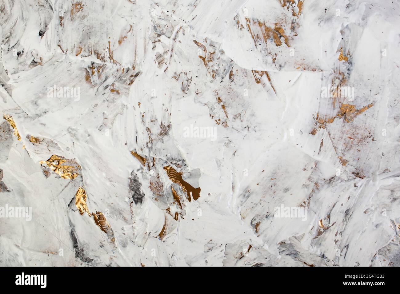 Pâte blanche mastic mélangée à de l'encre noire, détail abstrait gros plan des coups de spatule sur la rénovation murale en stuc de peinture dorée Banque D'Images