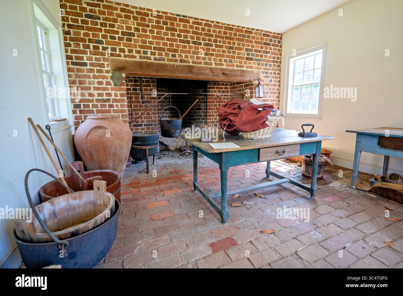 LORTON (Virginie) — une exposition interactive dans le bâtiment de blanchisserie original de Gunston Hall présente un panier contenant des vêtements appartenant à trois habitants différents de la plantation historique : Mima, une femme esclave ; MRS Newman, la gouvernante des enfants maçon; et Mary Mason, fille de George Mason IV. esclaves de la blanchisserie à Gunston Hall, lavait tous les vêtements et le linge de maison de la famille Mason, ainsi que probablement la manutention du linge pour les quelque 90-100 esclaves, travailleurs salariés et domestiques sous contrat sur le domaine. L'exposition invite les visiteurs à examiner les vêtements et noti Banque D'Images