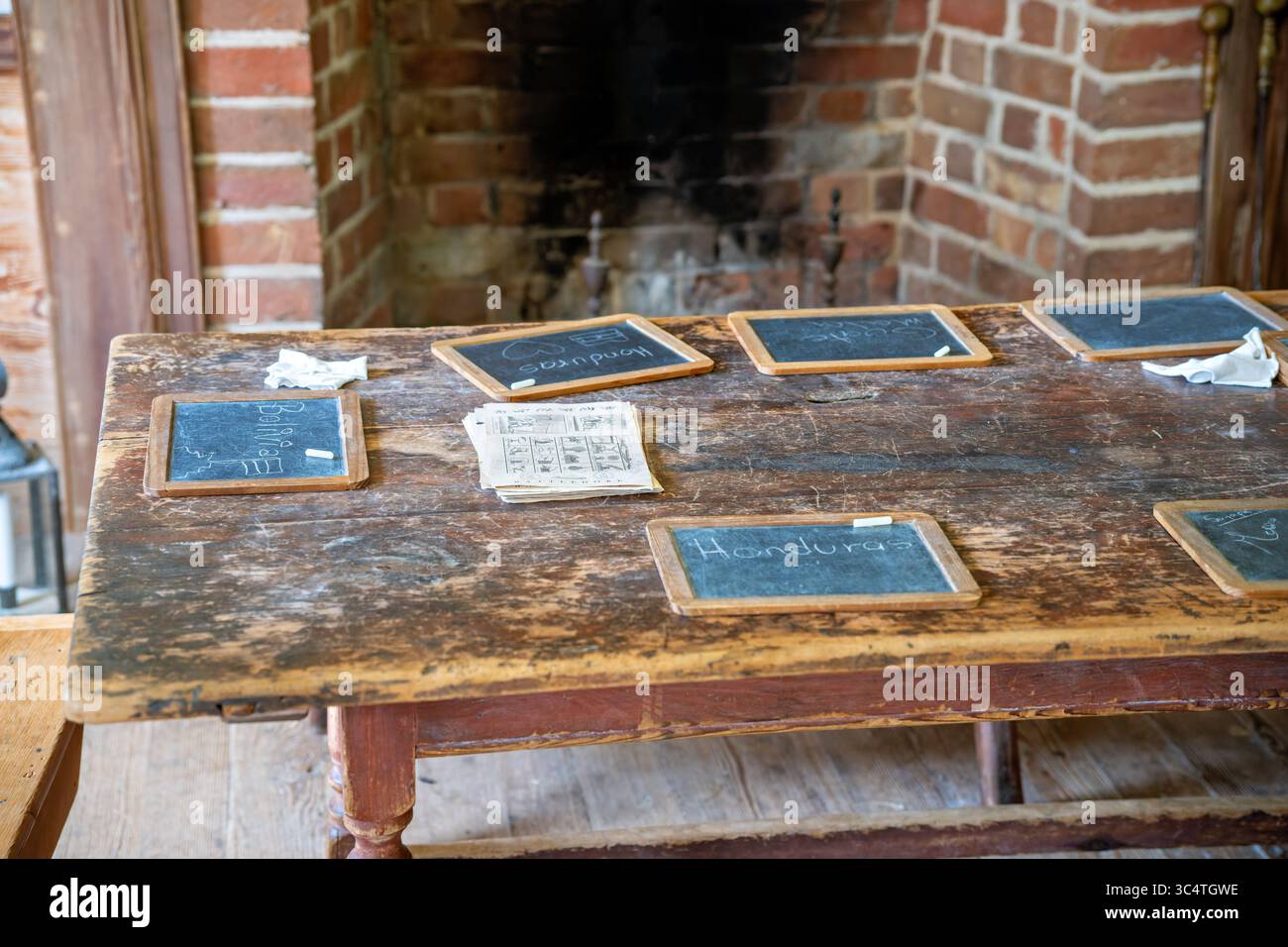 LORTON, Virginie — L'école restaurée du XVIIIe siècle du Gunston Hall de George Mason présente les pratiques éducatives coloniales et l'architecture de la plantation historique. La simple structure en bois près de la maison principale servait de salle de classe pour les enfants maçon et peut-être ceux des familles voisines, reflétant le système d'éducation privé commun parmi l'élite des planteurs de Virginie. Gunston Hall, construit entre 1755 et 1759, était la maison de George Mason IV (1725-1792), auteur de la Déclaration des droits de Virginie qui a influencé la Déclaration des droits des États-Unis. La plantation est maintenant exploitée comme une muse Banque D'Images