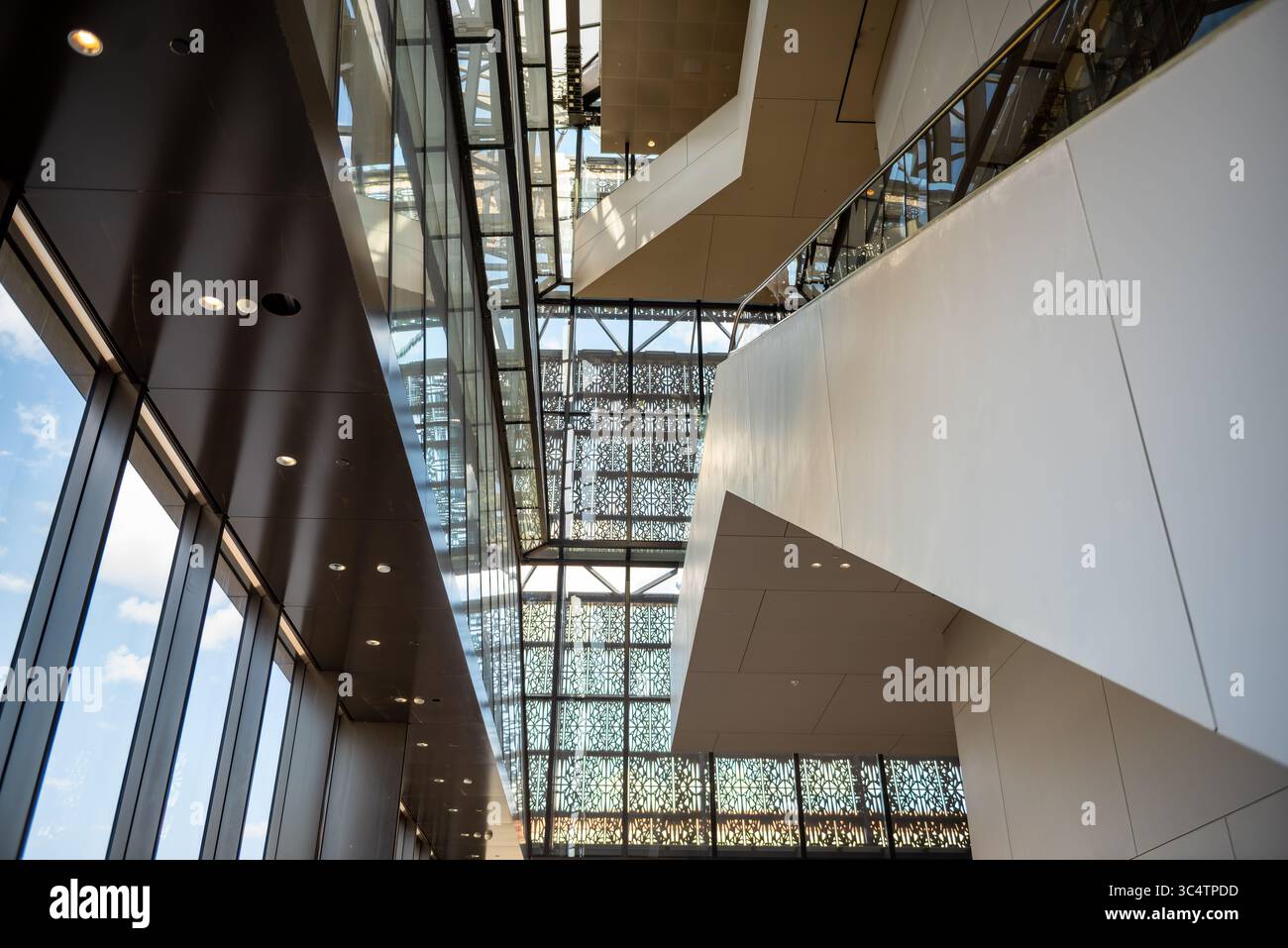 Musée national Smithsonian d'histoire et de culture afro-américaines intérieur Washington DC // WASHINGTON DC — des détails architecturaux comprenant des escaliers et des fenêtres en verre créent des motifs géométriques à l'intérieur du musée national Smithsonian d'histoire et de culture afro-américaines. Le musée, qui a ouvert ses portes en 2016, est le seul musée national consacré exclusivement à la documentation de la vie, de l'histoire et de la culture afro-américaines. Conçu par l'architecte David Adjaye en collaboration avec le Freelon Group, l'extérieur et les espaces intérieurs en treillis de couleur bronze du bâtiment reflètent l'Afrique et A. Banque D'Images
