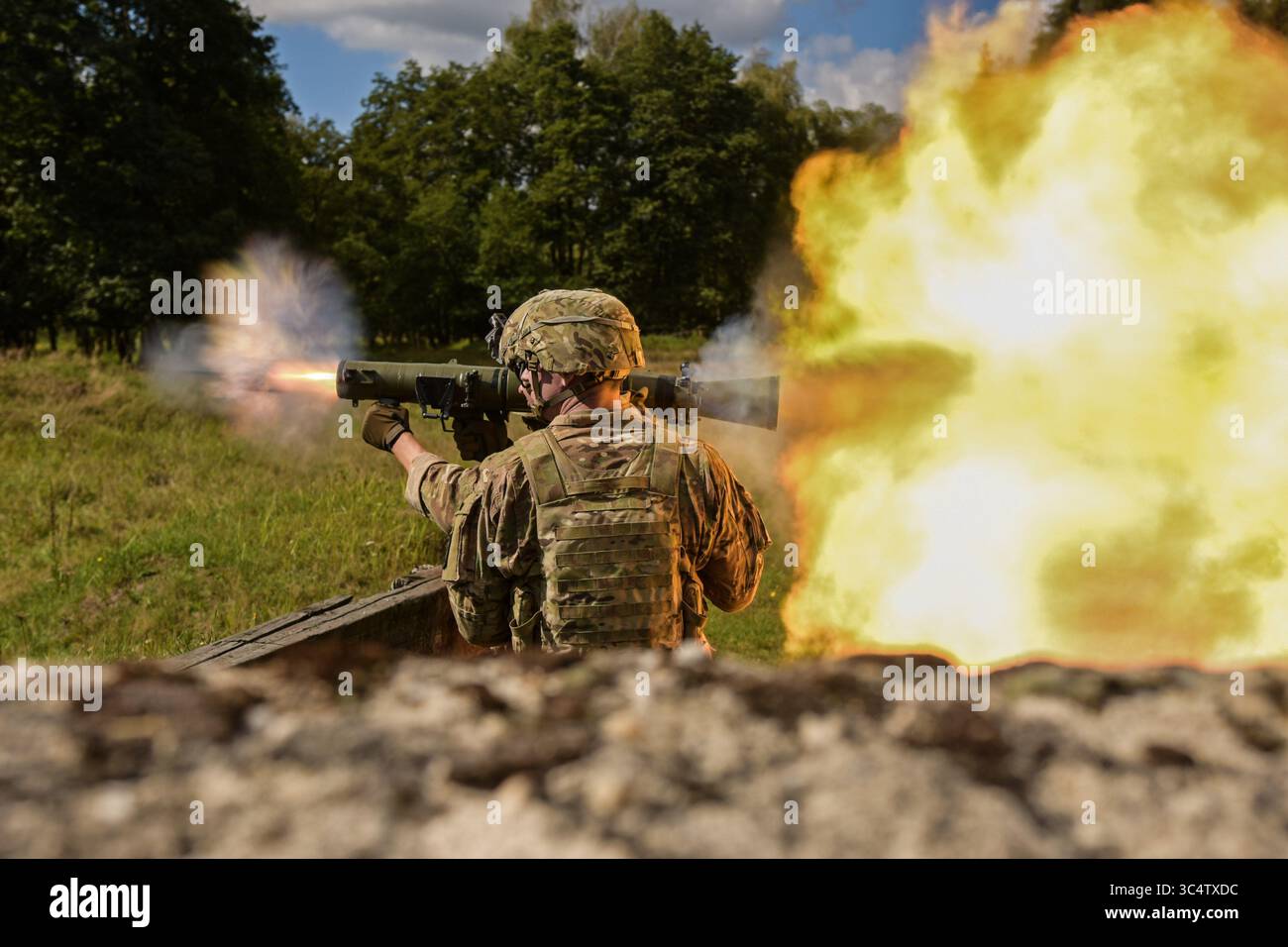 8 septembre 2018 - Grafenwoehr, Allemagne - les soldats du ciel du 1er bataillon du 503e régiment d'infanterie ont engagé des cibles avec le système d'armes Carl Gustaf 84mm à Grafenwoehr, Allemagne le 8 septembre 2018 pendant Saber Junction 18. L'exercice Saber Junction 18 est un exercice dirigé par l'armée américaine en Europe conçu pour évaluer l'état de préparation de la 173e brigade aéroportée de l'armée américaine à exécuter des opérations terrestres unifiées dans un environnement conjoint et combiné et à promouvoir l'interopérabilité avec les alliés et les pays partenaires participants. (Crédit image : © U.S. Army/ZUMA Wire/ZUMAPRESS.com) Banque D'Images