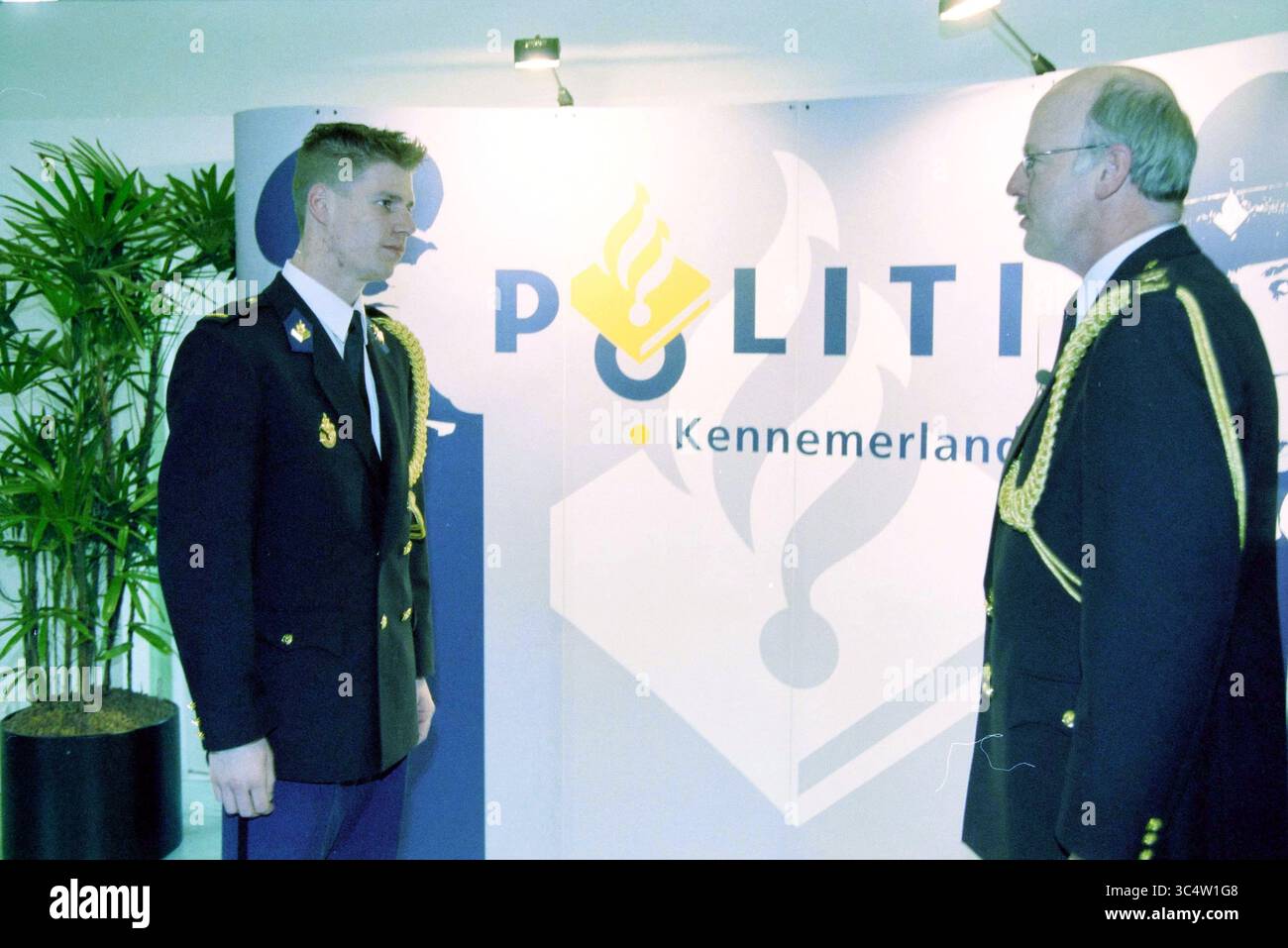 Officiers assermentés, Haarlem, pays-Bas, 26-02-2001 Whizgle News, Dutch Desk, pays-Bas, 1950-2000 deux policiers engagent une conversation devant un fond avec le mot « POLITIE » et l'emblème de Kennemerland. Le cadre suggère un événement officiel ou une cérémonie, et les policiers sont habillés en uniformes, indiquant leurs rôles au sein de l'application de la loi. Banque D'Images