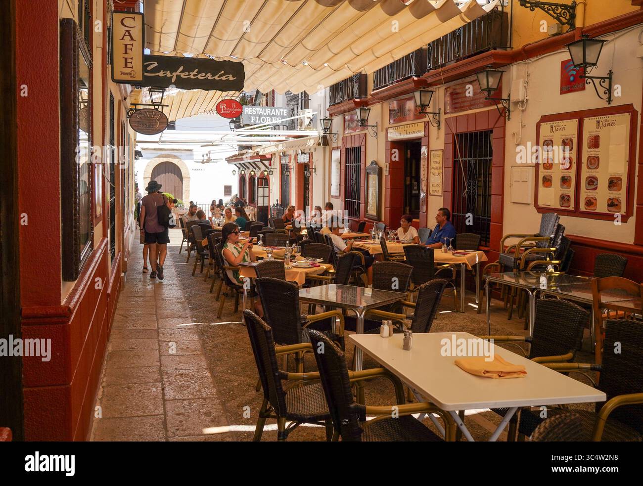 Parasols couvrant la rue avec terrasses de restaurant à Ronda en été. Andalousie, Espagne. Banque D'Images