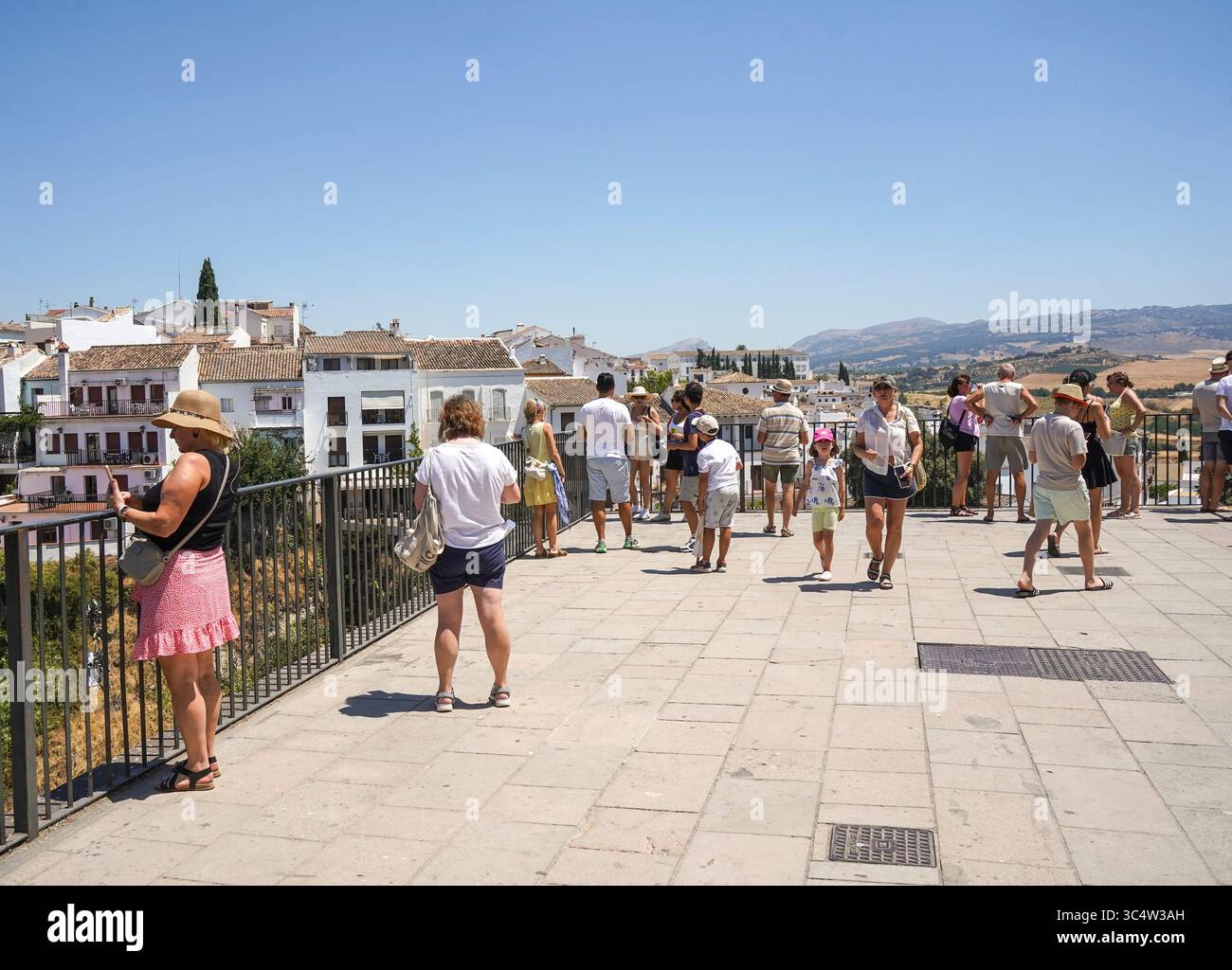 Touristes au point de vue à Ronda surplombant la gorge aux falaises, Andalousie, Espagne. Banque D'Images