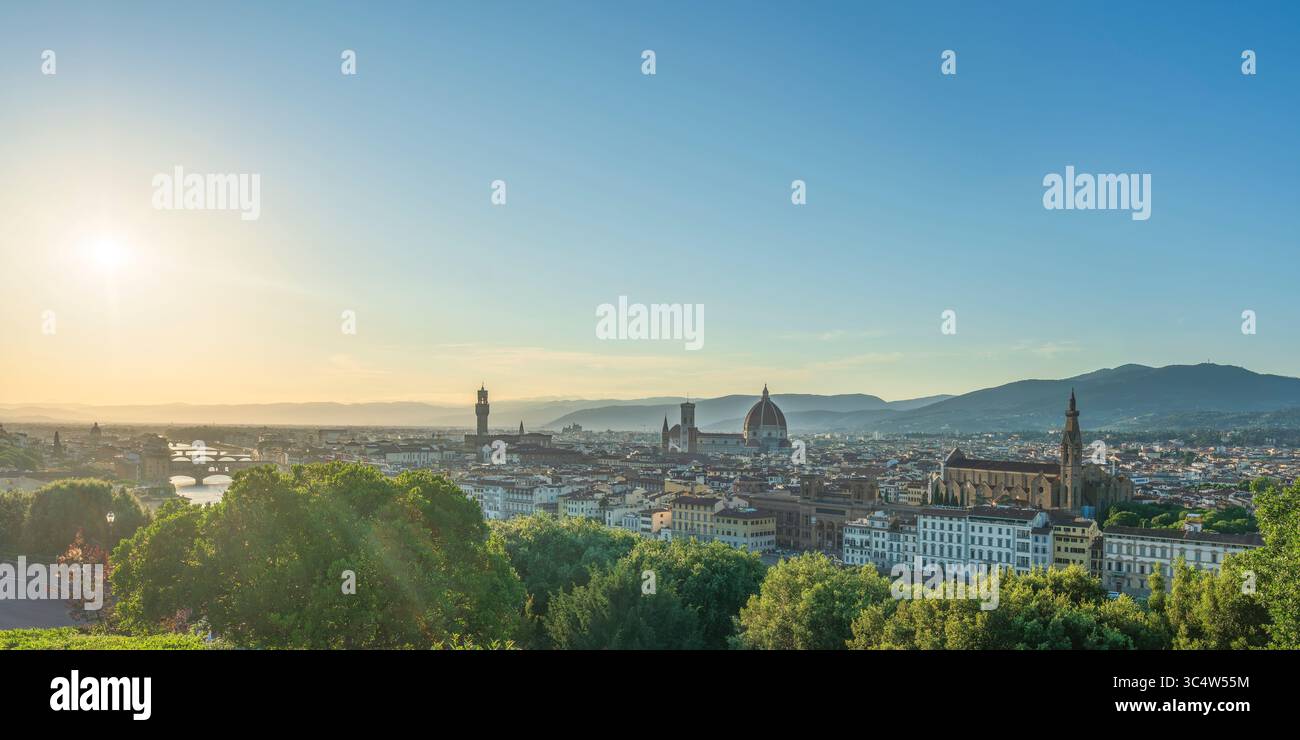 Florence ou Florence paysage urbain aérien dans une belle journée. Vue panoramique depuis Piazzale Michelangelo. Ponte Vecchio, Palazzo Vecchio et Cathédrale histo Banque D'Images