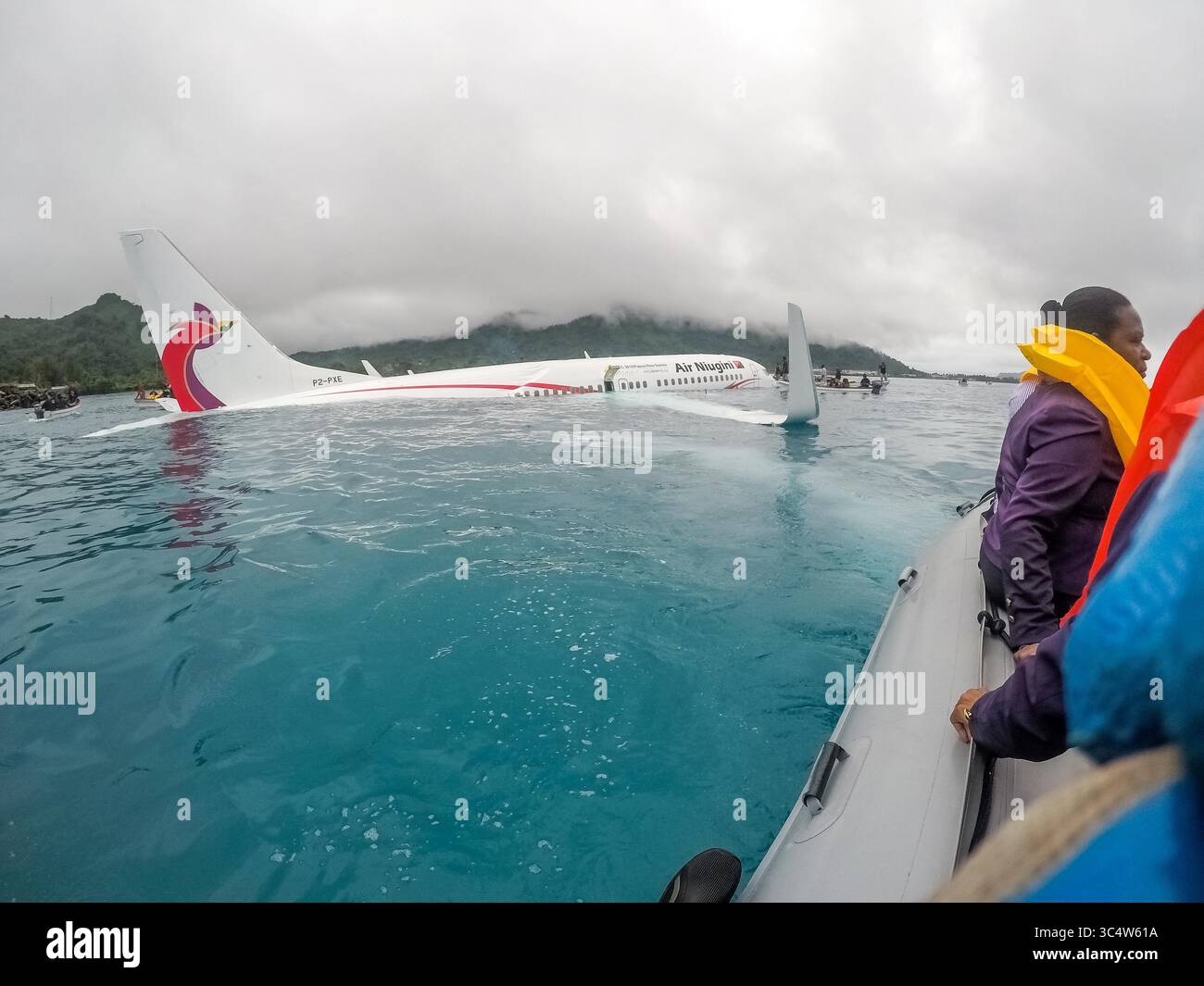 Le 28 septembre 2018 - Chuuk, Micronésie - des marins de l'US Navy de l'Underwater construction Team (UCT) 2 aident les autorités locales à transporter les passagers et l'équipage du vol PX56 d'Air Niugini jusqu'à la côte après l'écrasement de l'avion en mer à son approche de l'aéroport international de Chuuk dans les États fédérés de Micronésie. (Crédit image : © U.S. Navy/ZUMA Wire/ZUMAPRESS.com) Banque D'Images