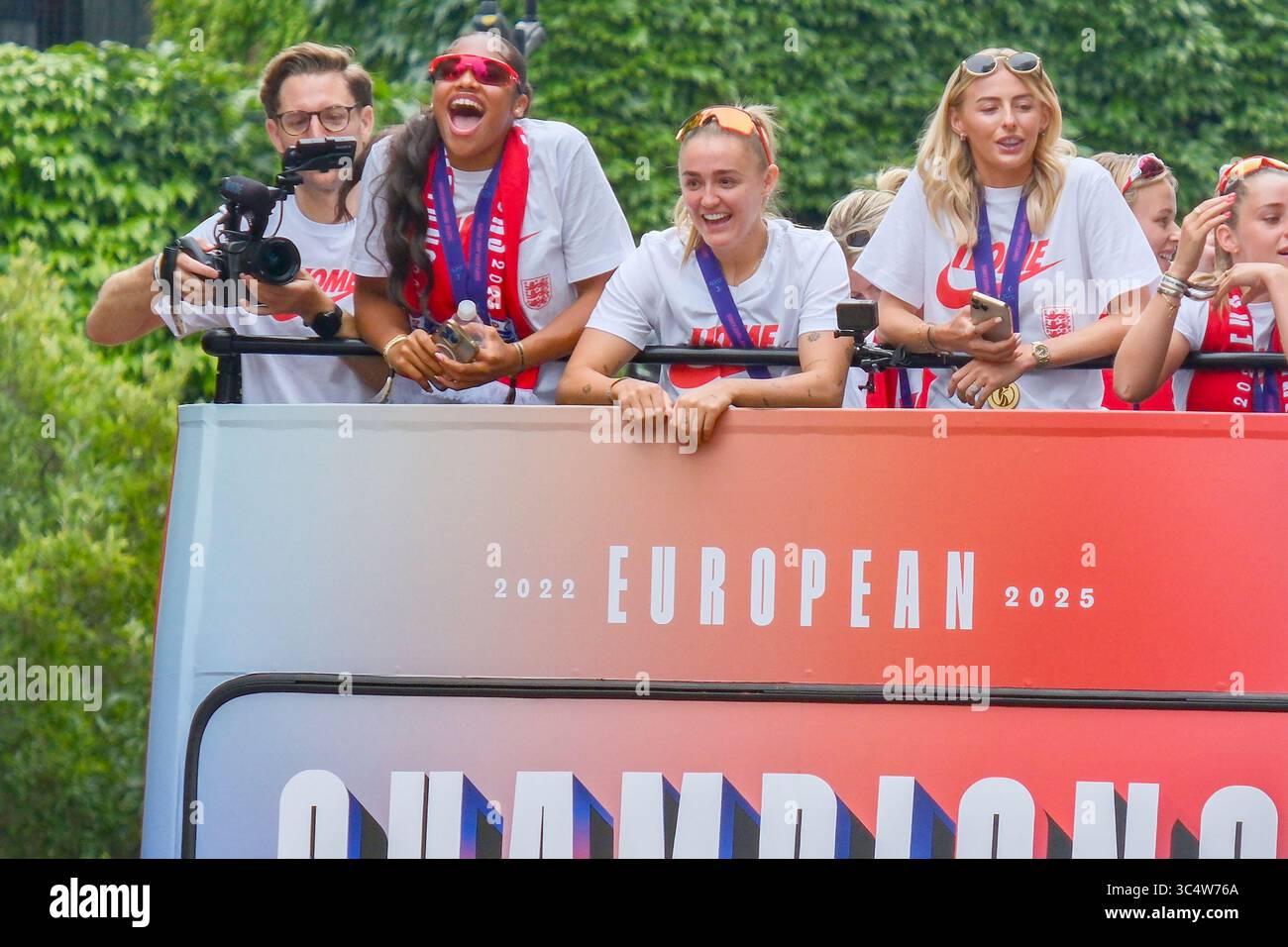 Londres, Royaume-Uni, 29 juillet 2025. L'équipe d'Angleterre de football féminin célèbre sa victoire au Championnat d'Europe avec un défilé de bus à toit ouvert. Environ 60 000 fans ou plus parcourent le Mall dans le centre de Londres pour encourager les joueurs. Sur la photo : les joueurs anglais Khiara Keating, Georgia Stanway et Chloe Kelly à bord du bus à toit ouvert qui fait son chemin le long du Mall en direction de Buckingham Palace. Banque D'Images