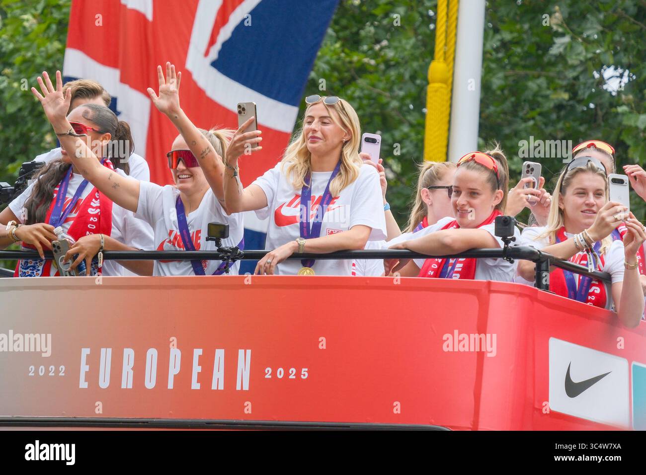 Londres, Royaume-Uni, 29 juillet 2025. L'équipe d'Angleterre de football féminin célèbre sa victoire au Championnat d'Europe avec un défilé de bus à toit ouvert. Environ 60 000 fans ou plus parcourent le Mall dans le centre de Londres pour encourager les joueurs. Sur la photo : les Lionnes à bord du bus à toit ouvert qui fait son chemin le long du Mall en direction du palais de Buckingham. Banque D'Images
