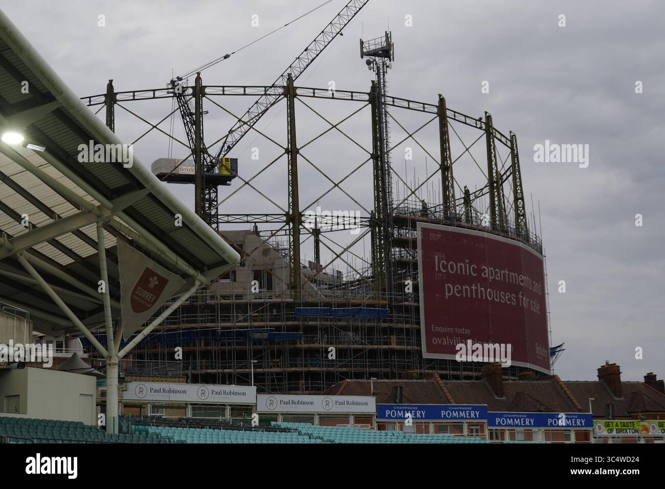 Londres, Angleterre, 27 juillet 2025. Le gazomètre à côté du Kia Oval qui est en train d'être converti en logement. Crédit : Colin Edwards Banque D'Images