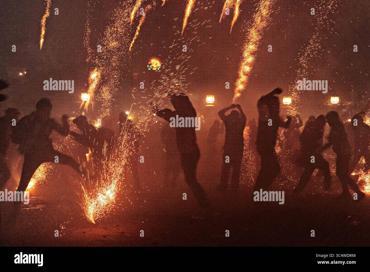 29 septembre 2018 - San Miguel de Allende, Guanajuato, Mexique - les résidents se bousculent alors qu'ils sont lancés par des fusées pyrotechniques lors du festival Alborada le 29 septembre 2018 à San Miguel de Allende, Mexique. Le festival insolite célèbre le saint patron des villes avec une bataille de feu d'artifice de deux heures à 4h du matin représentant la lutte entre Saint Michel et Lucifer. (Crédit image : © Richard Ellis/ZUMA Wire) Banque D'Images