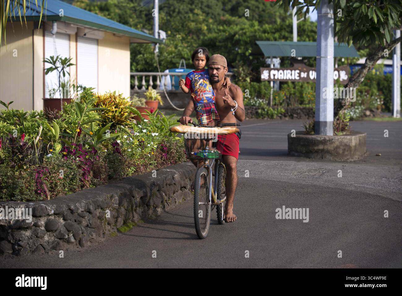 17 mars 2015 - Polynésie française, France - Tahitien avec sa fille portant des baguettes en vélo sur l'île de Tahiti, Polynésie française, Tahiti Nui, Îles de la Société, Polynésie française, Pacifique Sud. (Crédit image : © Sergi Reboredo/ZUMA Wire) Banque D'Images