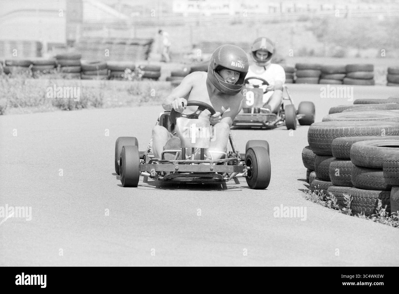Compétition karting Karty race circuit Zandvoort, 02-08-1990 Whizgle News, Dutch Desk, pays-Bas, 1950-2000 deux courses de karting autour d'une piste tordue, avec un pilote penché dans un virage tout en portant un casque. Les autres sentiers de kart juste derrière, tous deux entourés de pneus qui bordent le parcours. L'atmosphère capte le frisson et la vitesse des courses de karting. Banque D'Images