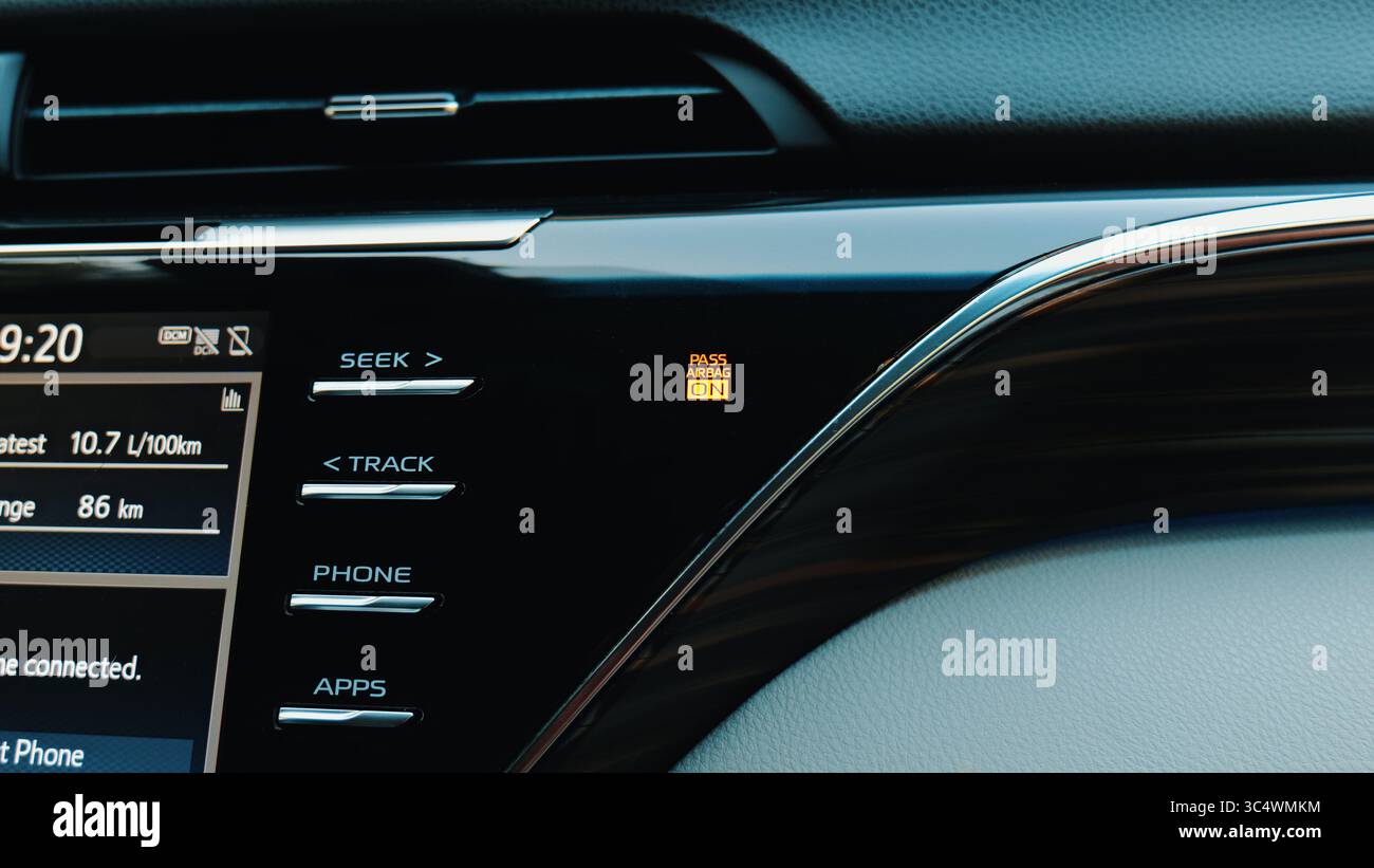 Le tableau de bord affiche l'état de l'airbag passager Banque D'Images